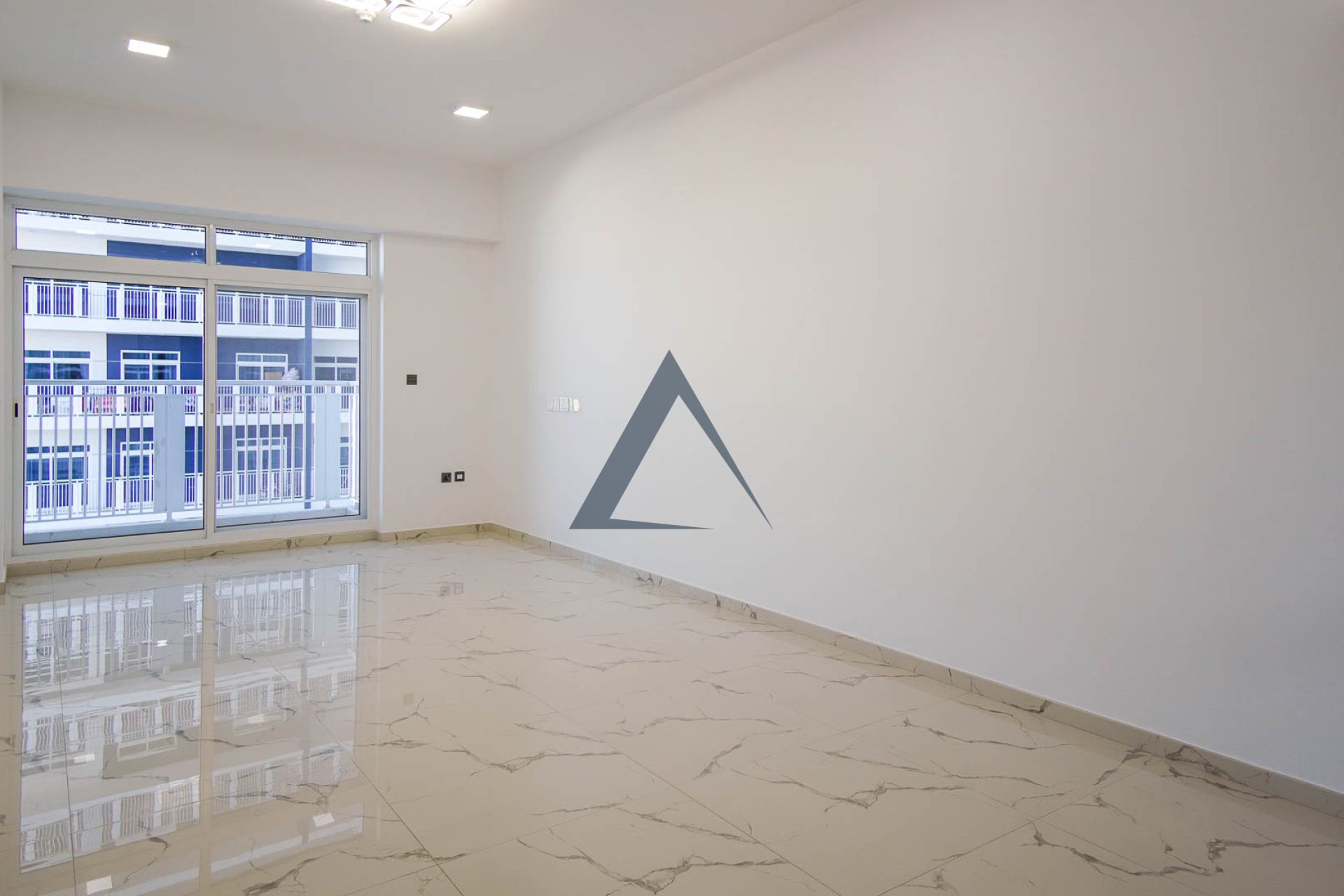 NO COMMISION | SPACIOUS 2BR | VACANT