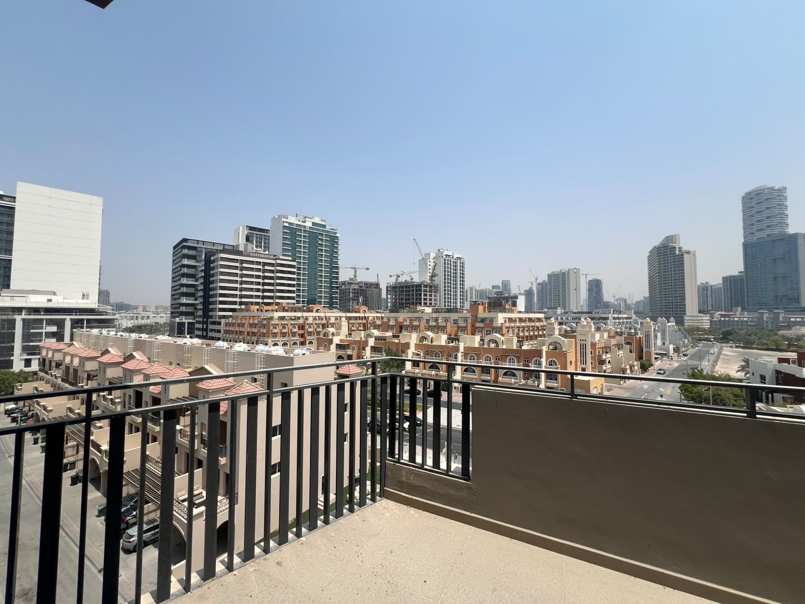 READY TO MOVE, SPACIOUS LAYOUT, HIGHLY MAINTAINED