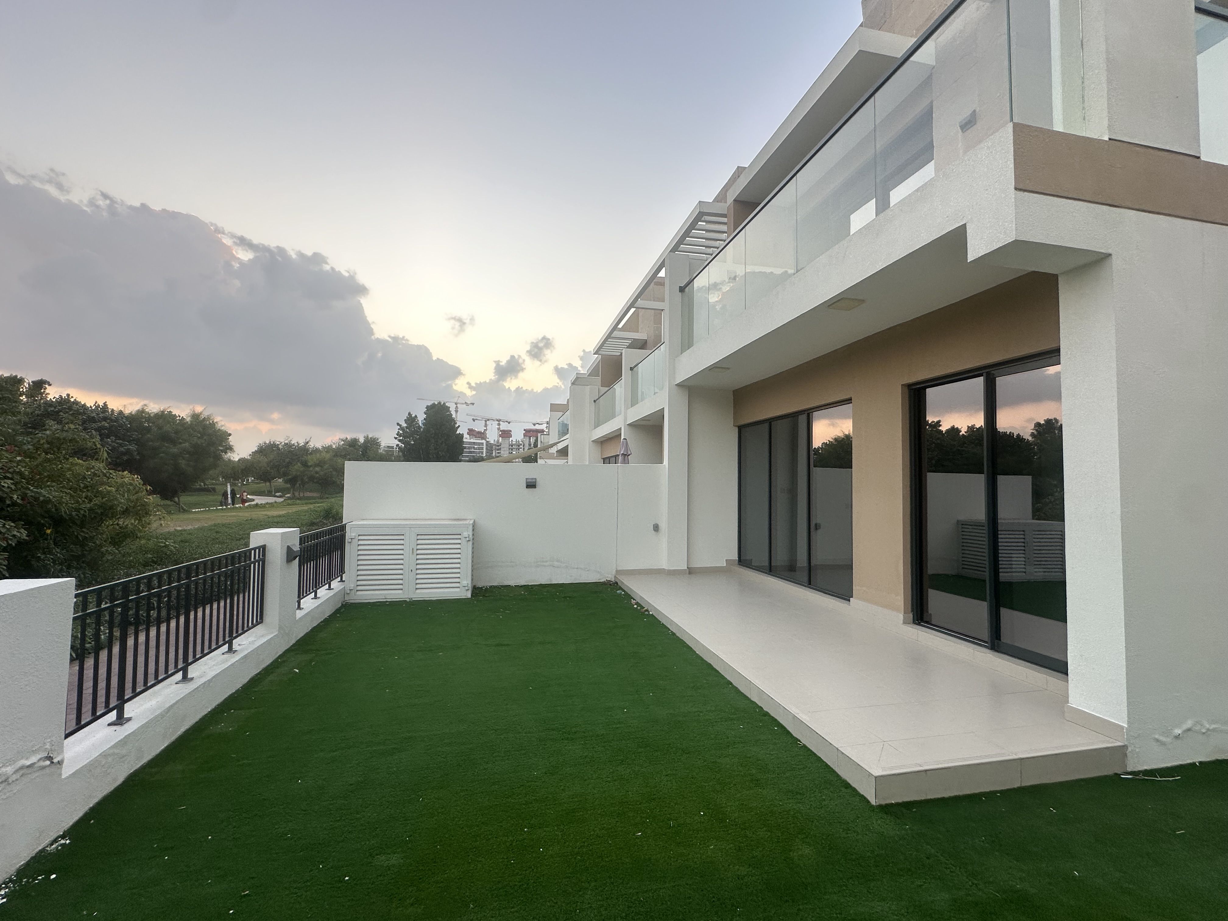 Big Plot | Corner Unit | Single Row