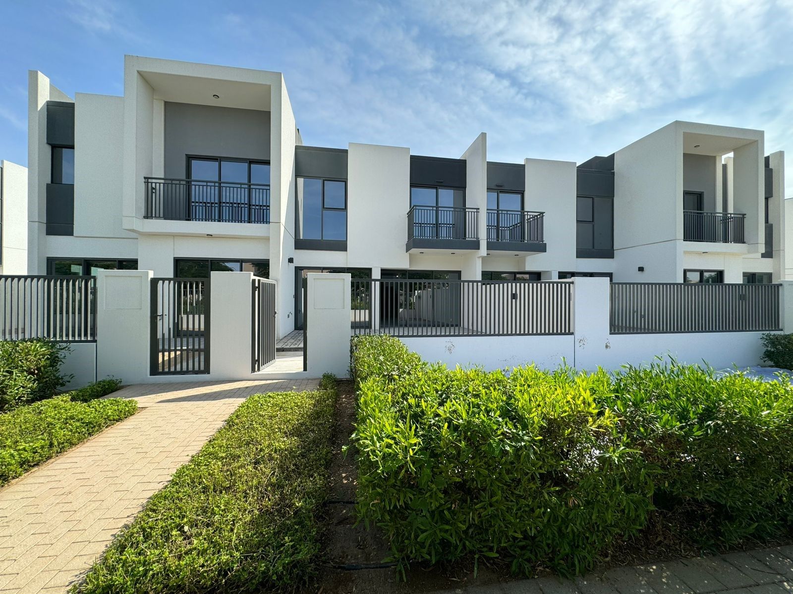 Family Townhouse | Single Row | Vacant April