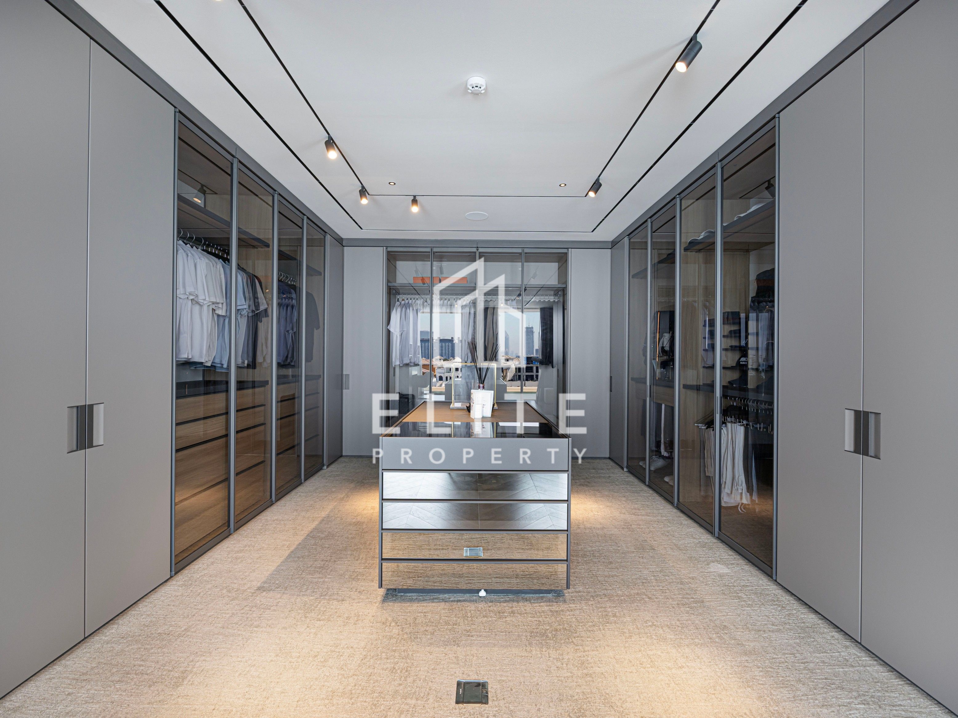 Palm Jumeirah Ultra Luxury Custom Built Villa!