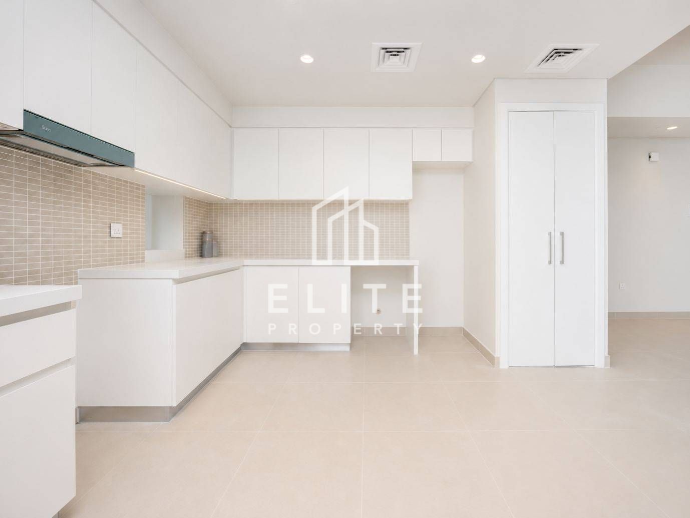 Vacant | Mid Floor | Viewings Possible