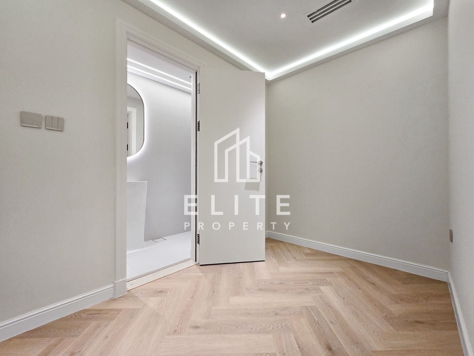 Upgraded 3 Bedrooms with Full Sea View | Vacant
