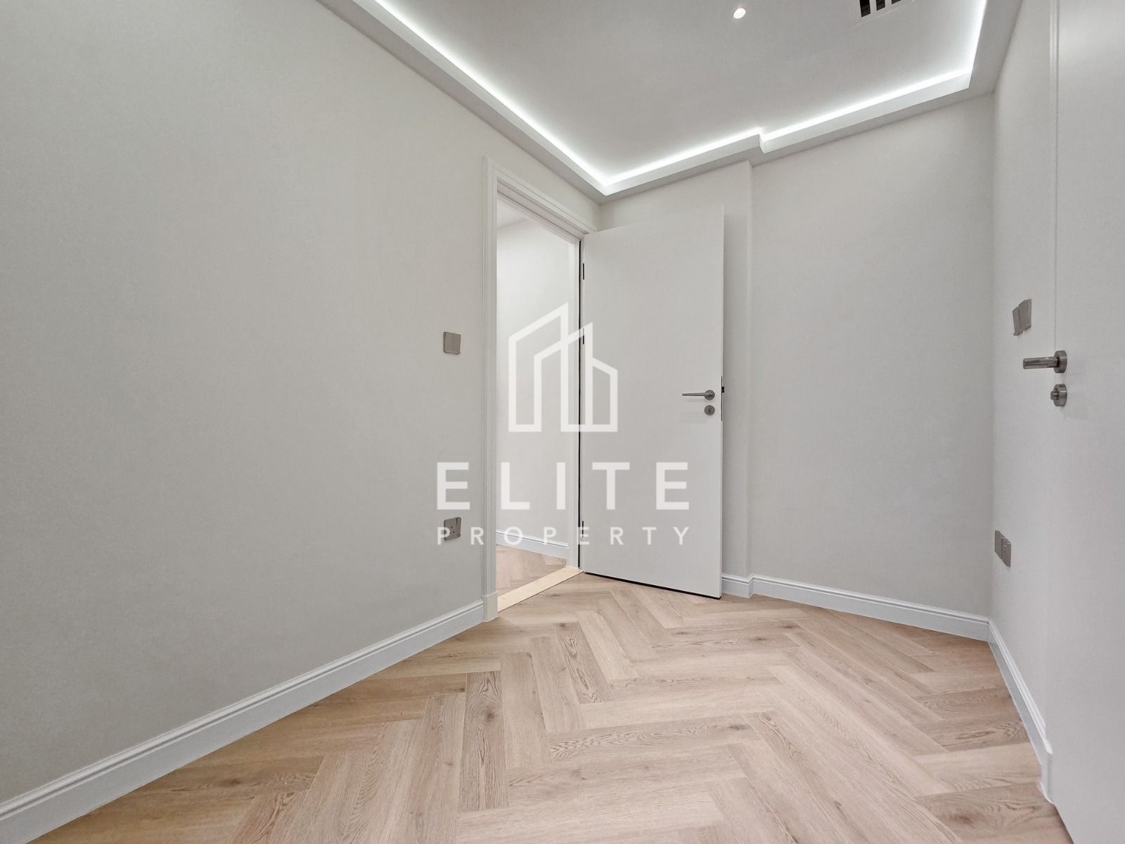 Upgraded 3 Bedrooms with Full Sea View | Vacant