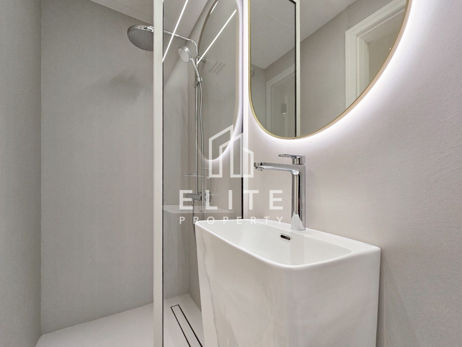 Upgraded 3 Bedrooms with Full Sea View | Vacant