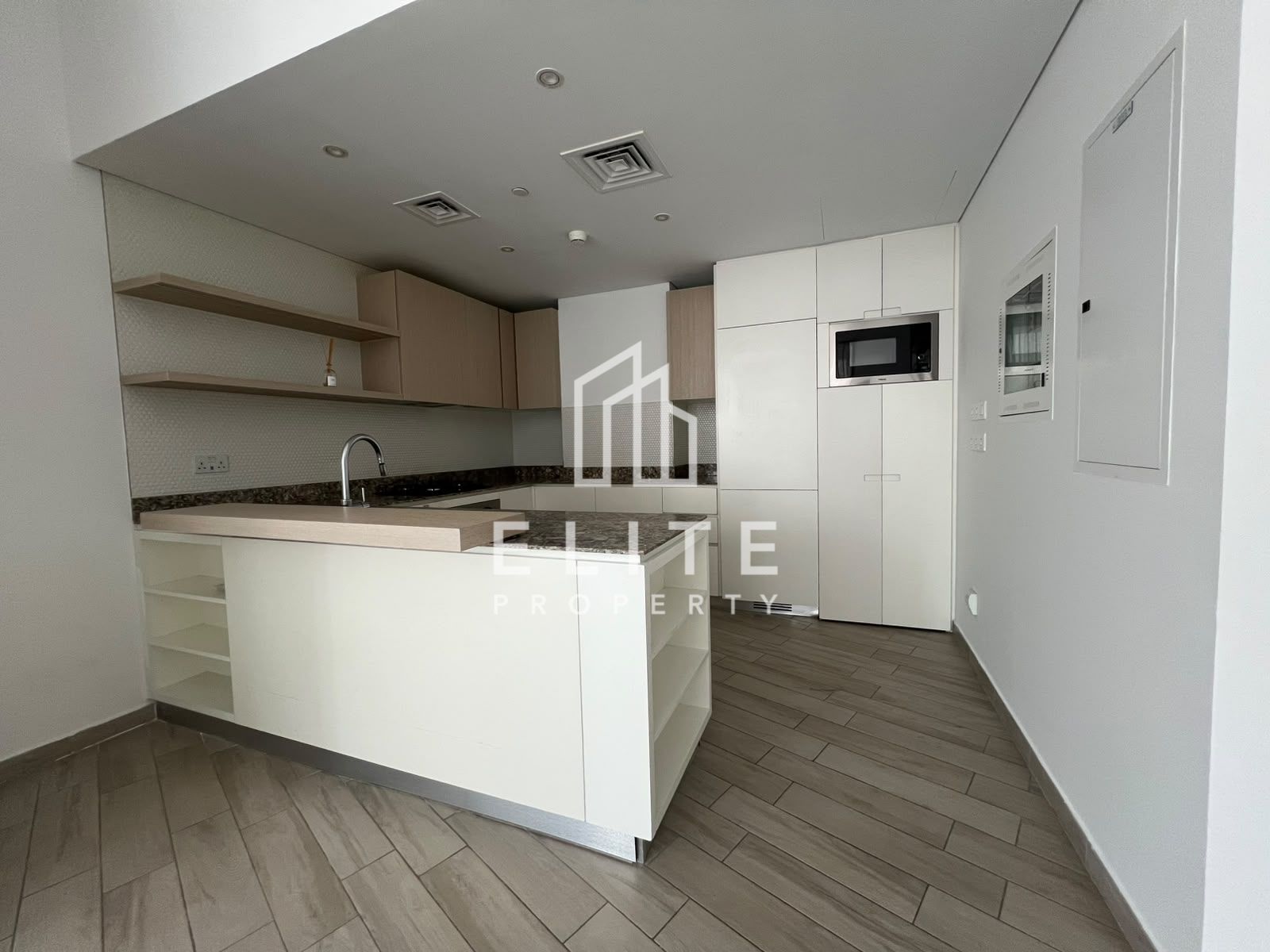 READY TO MOVE, SPACIOUS LAYOUT, HIGHLY MAINTAINED