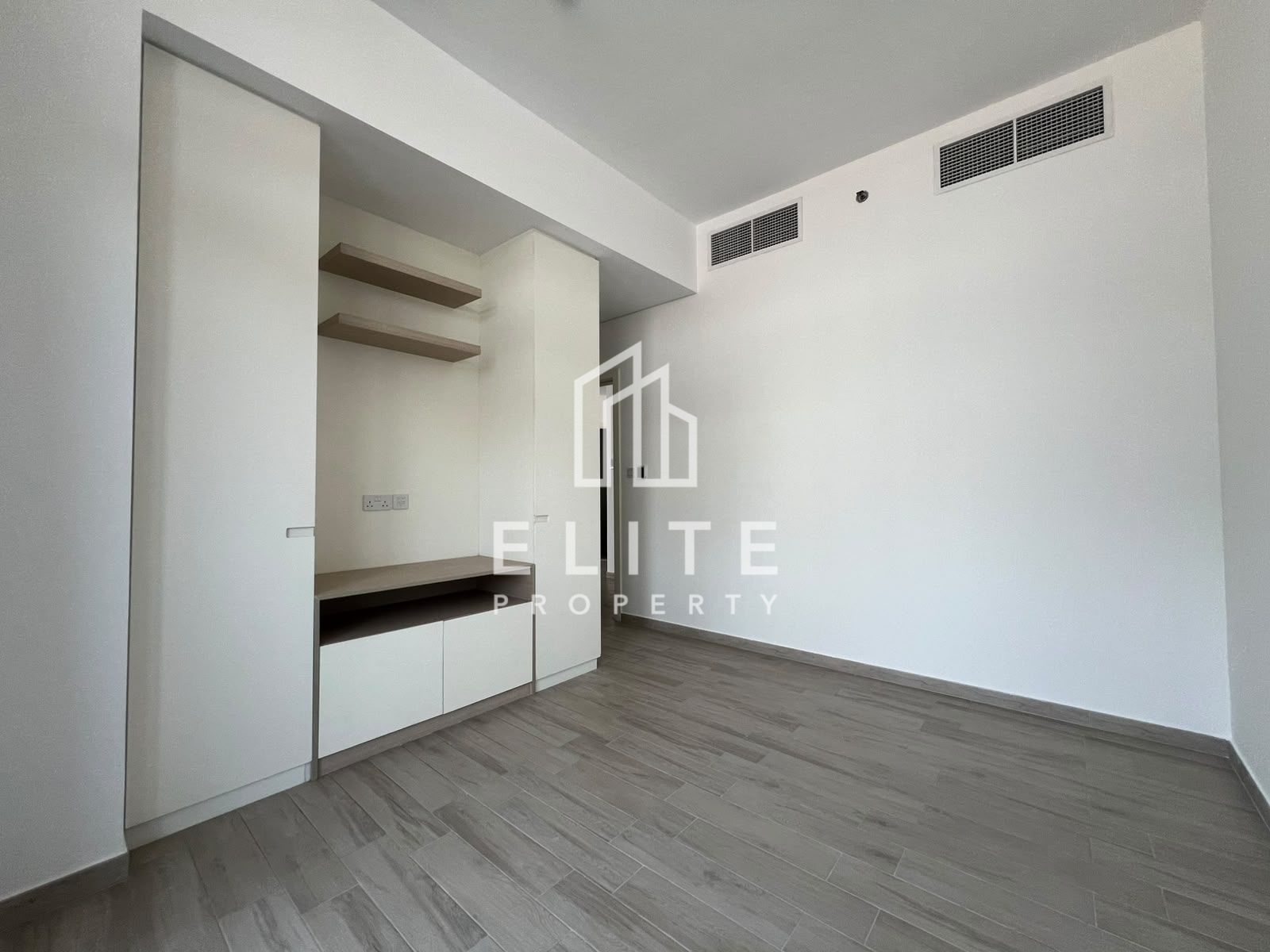 READY TO MOVE, SPACIOUS LAYOUT, HIGHLY MAINTAINED