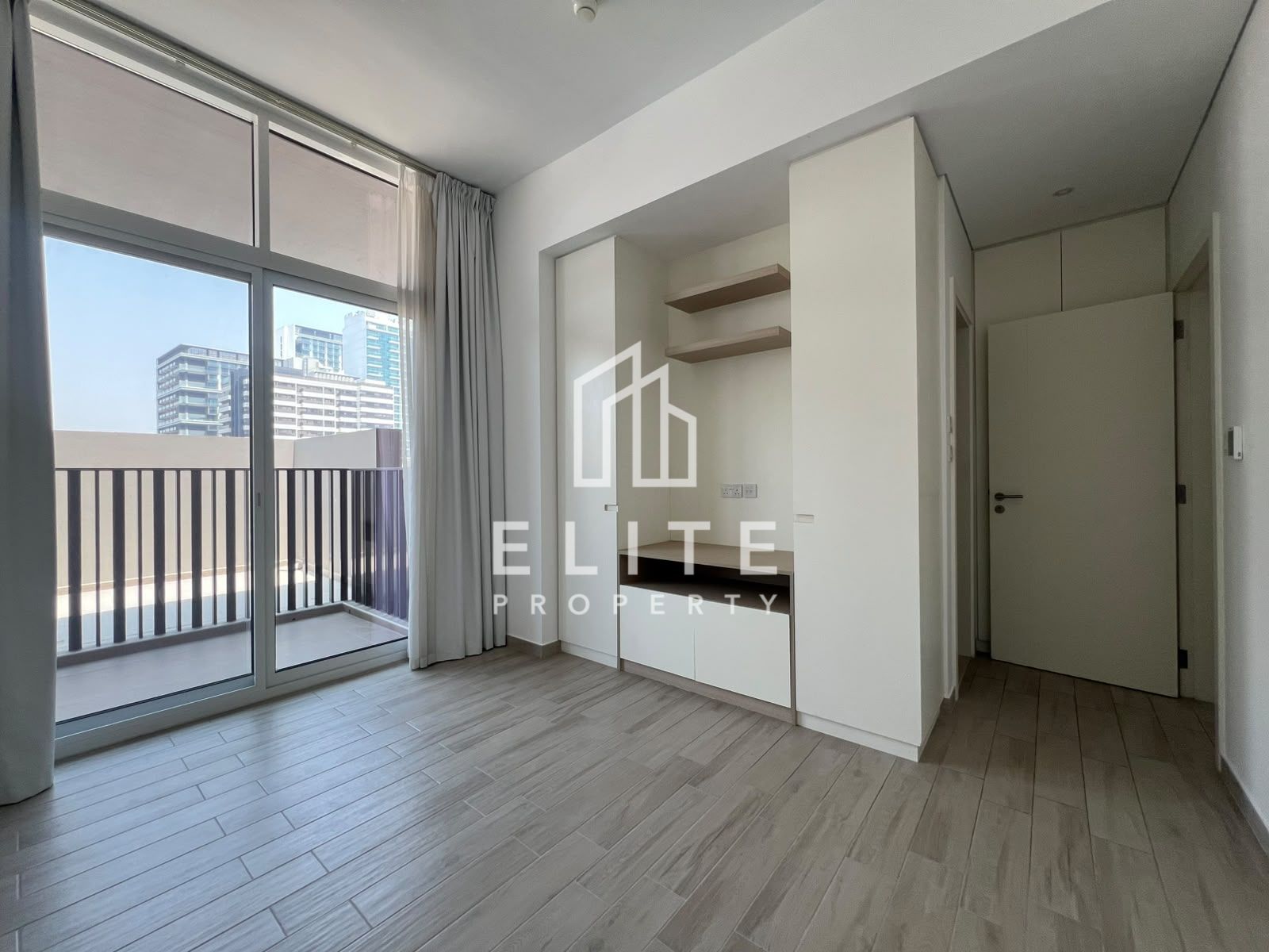 READY TO MOVE, SPACIOUS LAYOUT, HIGHLY MAINTAINED