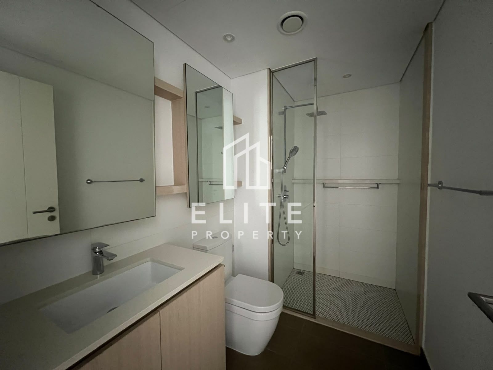 READY TO MOVE, SPACIOUS LAYOUT, HIGHLY MAINTAINED
