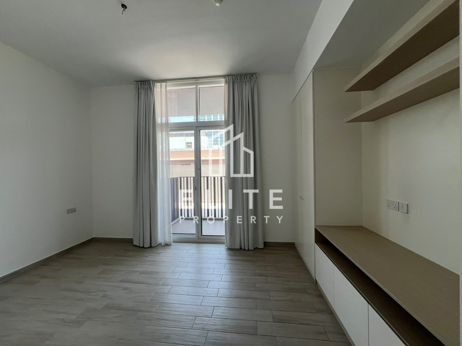READY TO MOVE, SPACIOUS LAYOUT, HIGHLY MAINTAINED
