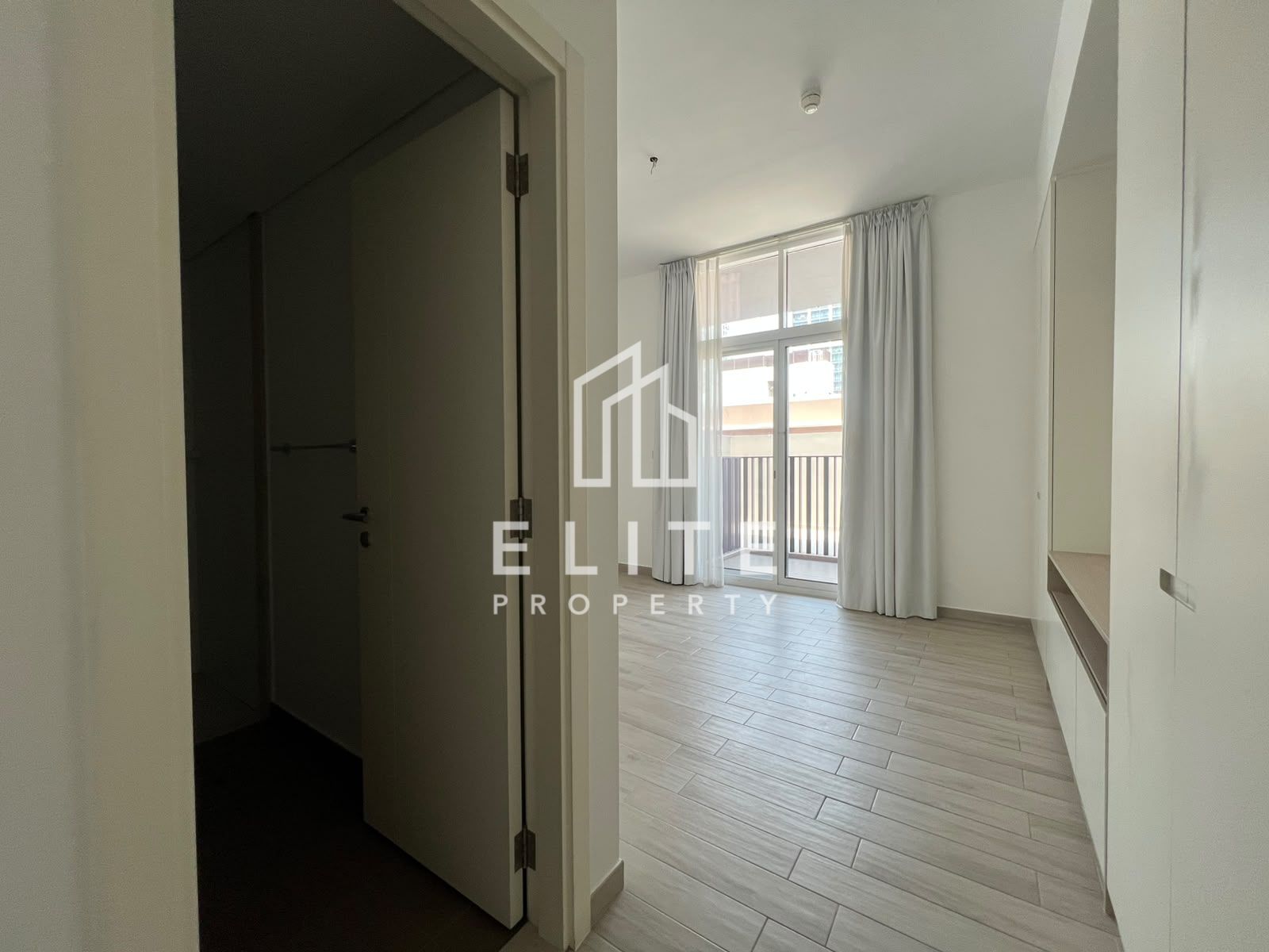 READY TO MOVE, SPACIOUS LAYOUT, HIGHLY MAINTAINED