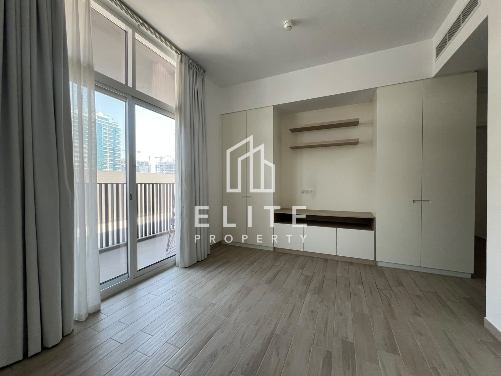 READY TO MOVE, SPACIOUS LAYOUT, HIGHLY MAINTAINED