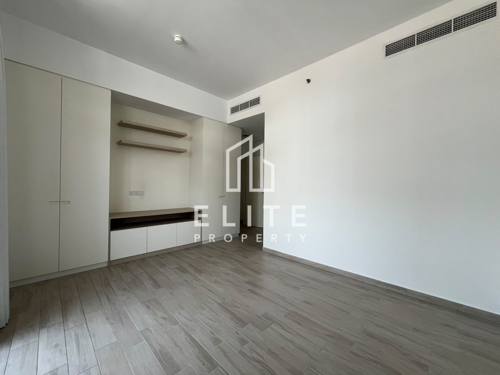 READY TO MOVE, SPACIOUS LAYOUT, HIGHLY MAINTAINED