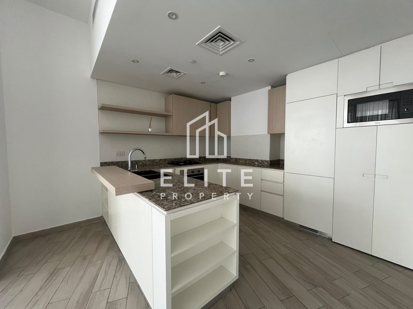 READY TO MOVE, SPACIOUS LAYOUT, HIGHLY MAINTAINED