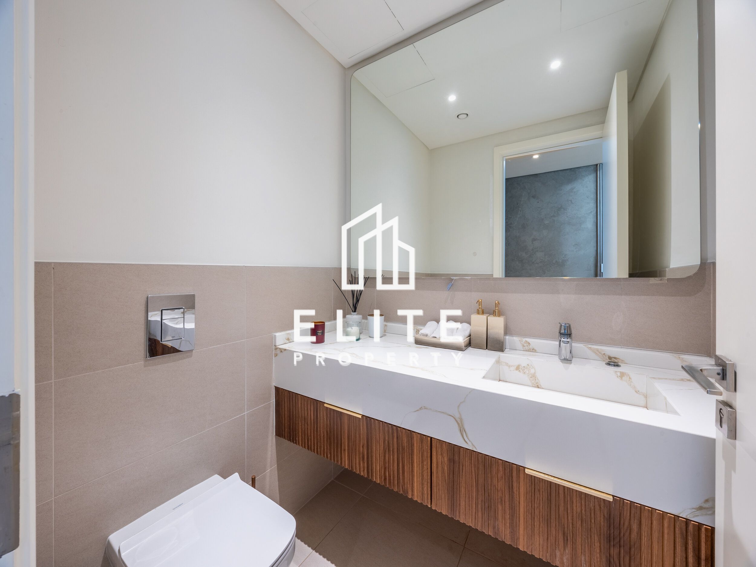 LARGE LAYOUT - CORNER UNIT - BOULEVARD VIEWS