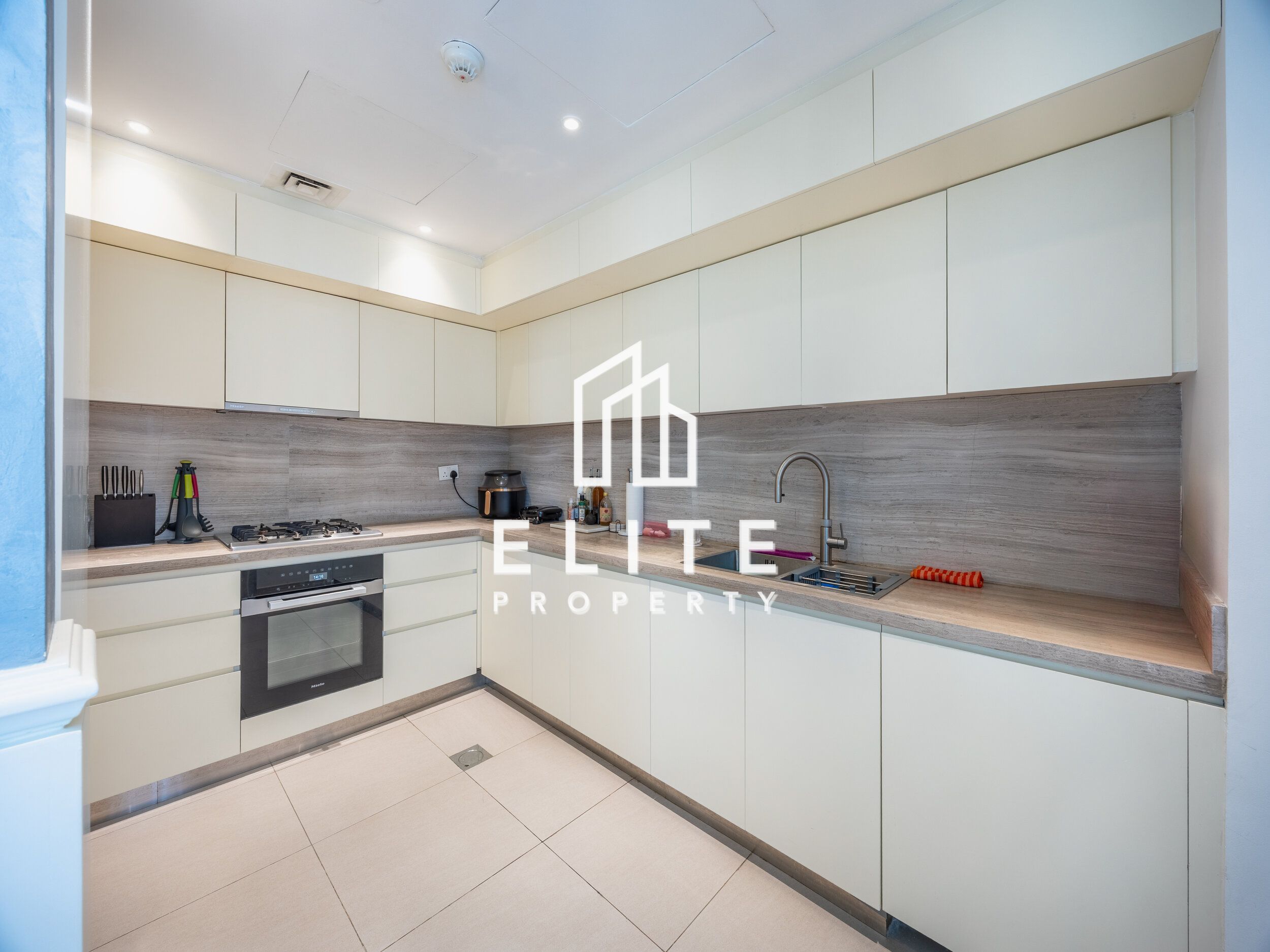 LARGE LAYOUT - CORNER UNIT - BOULEVARD VIEWS