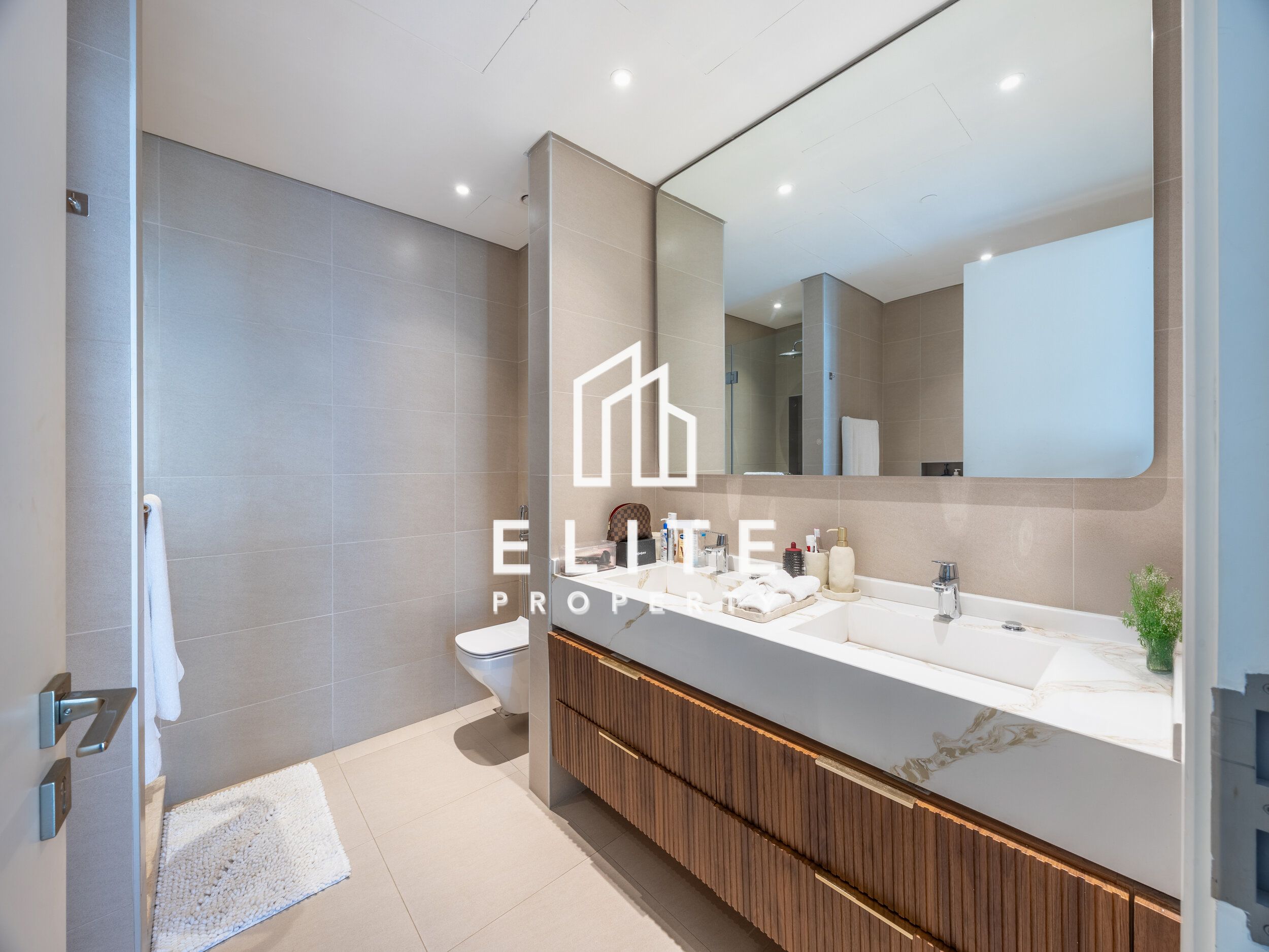 LARGE LAYOUT - CORNER UNIT - BOULEVARD VIEWS