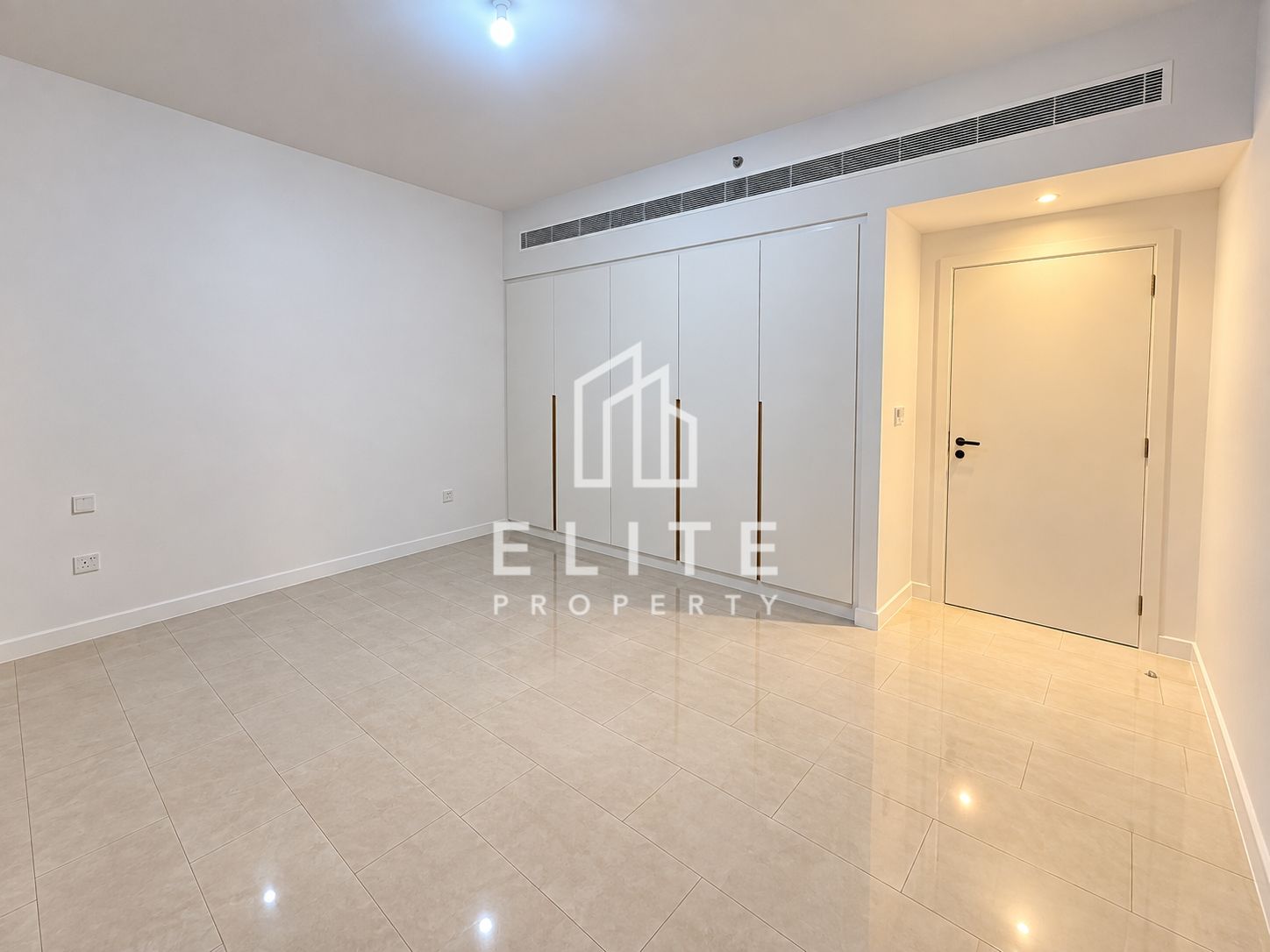 BEACH ACCESS | VACANT | MID-FLOOR
