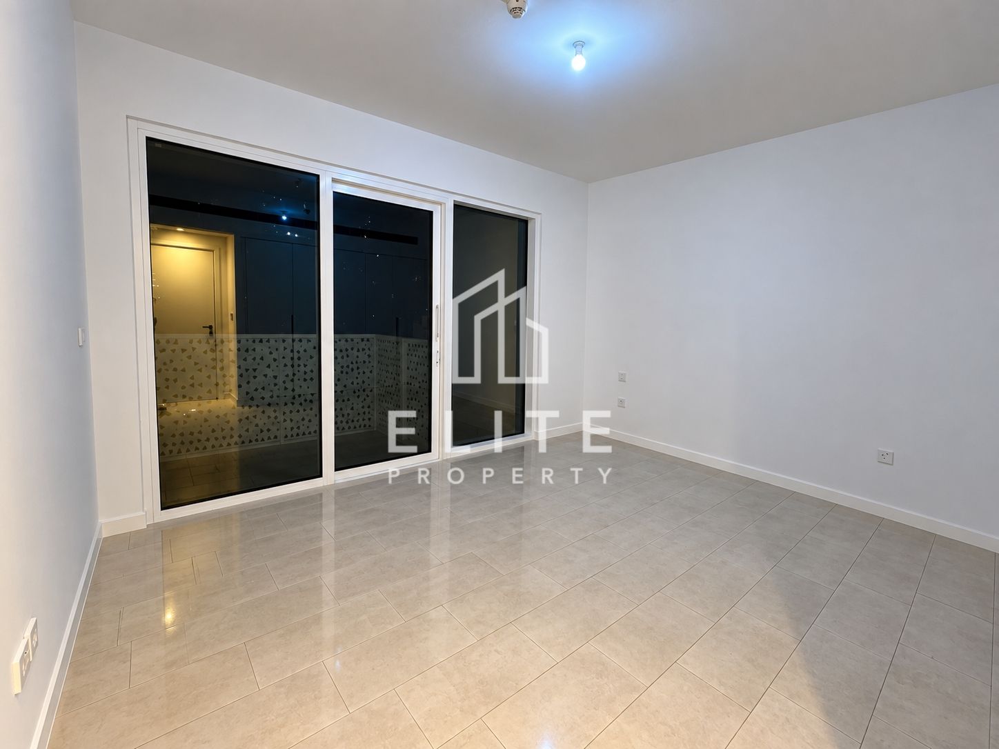 BEACH ACCESS | VACANT | MID-FLOOR