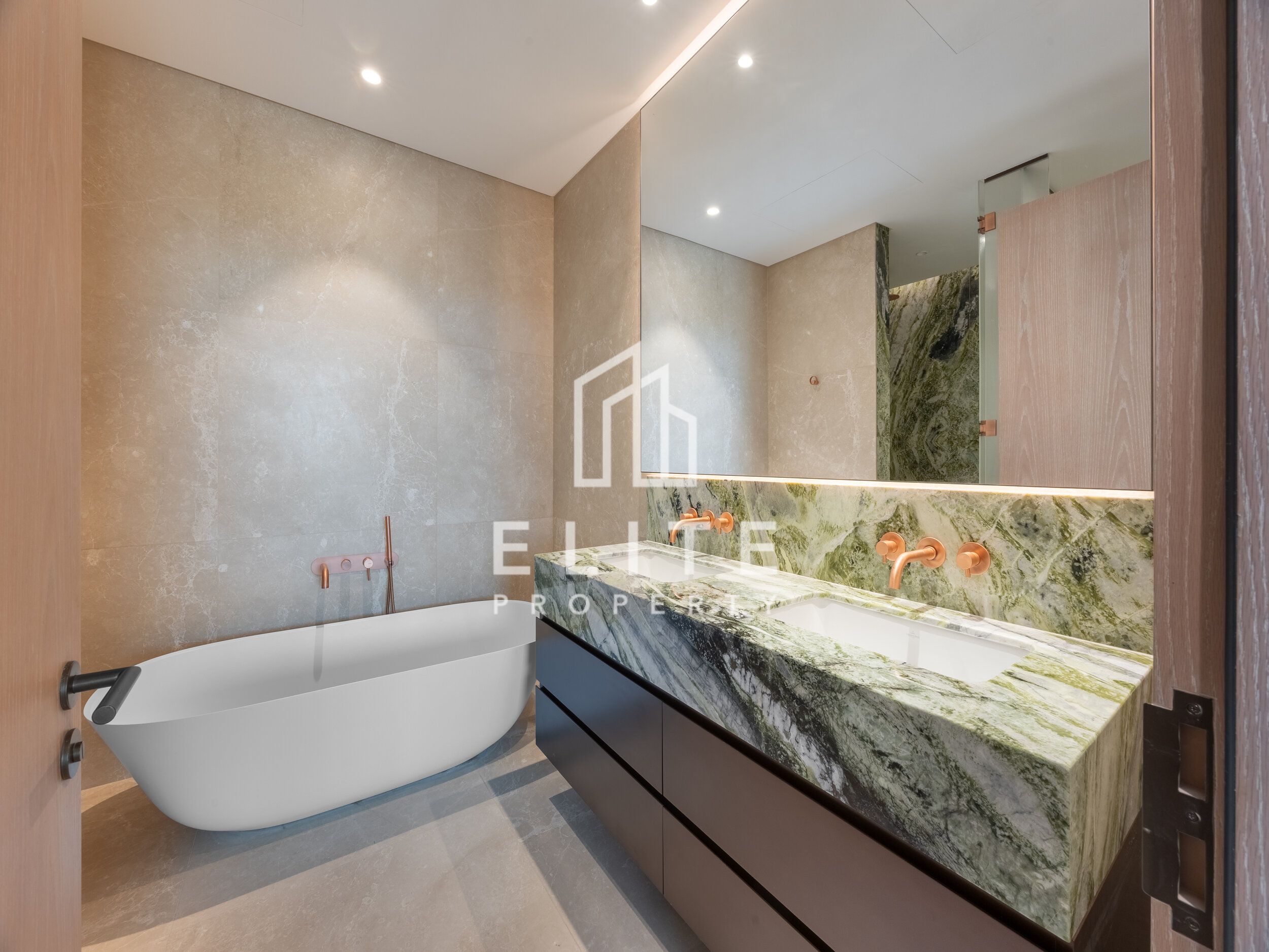 MULTIPLE CHEQUES | PRIVATE BEACH ACCESS | LUXURY