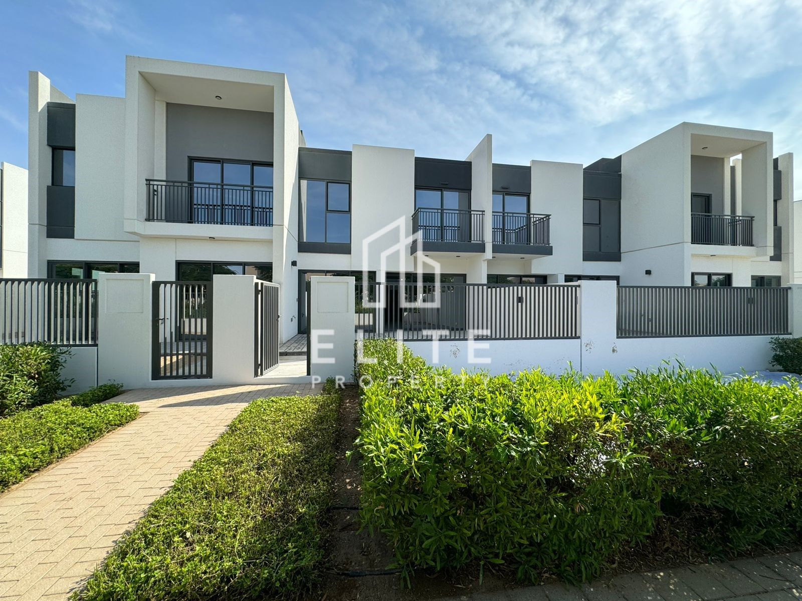 Family Townhouse | Single Row | Vacant April