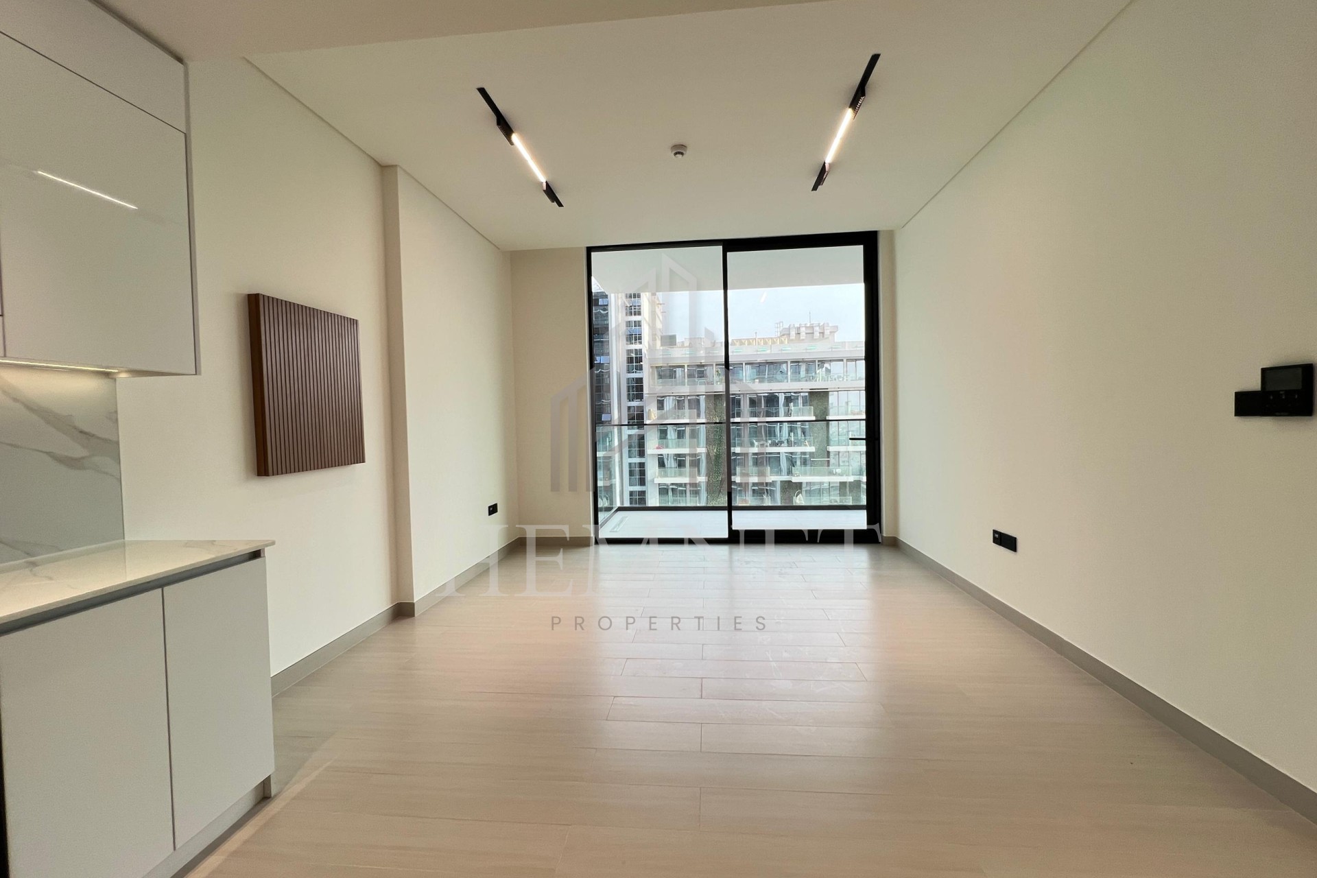 Kitchen appliances | Vacant | Boulevard view - Image 2