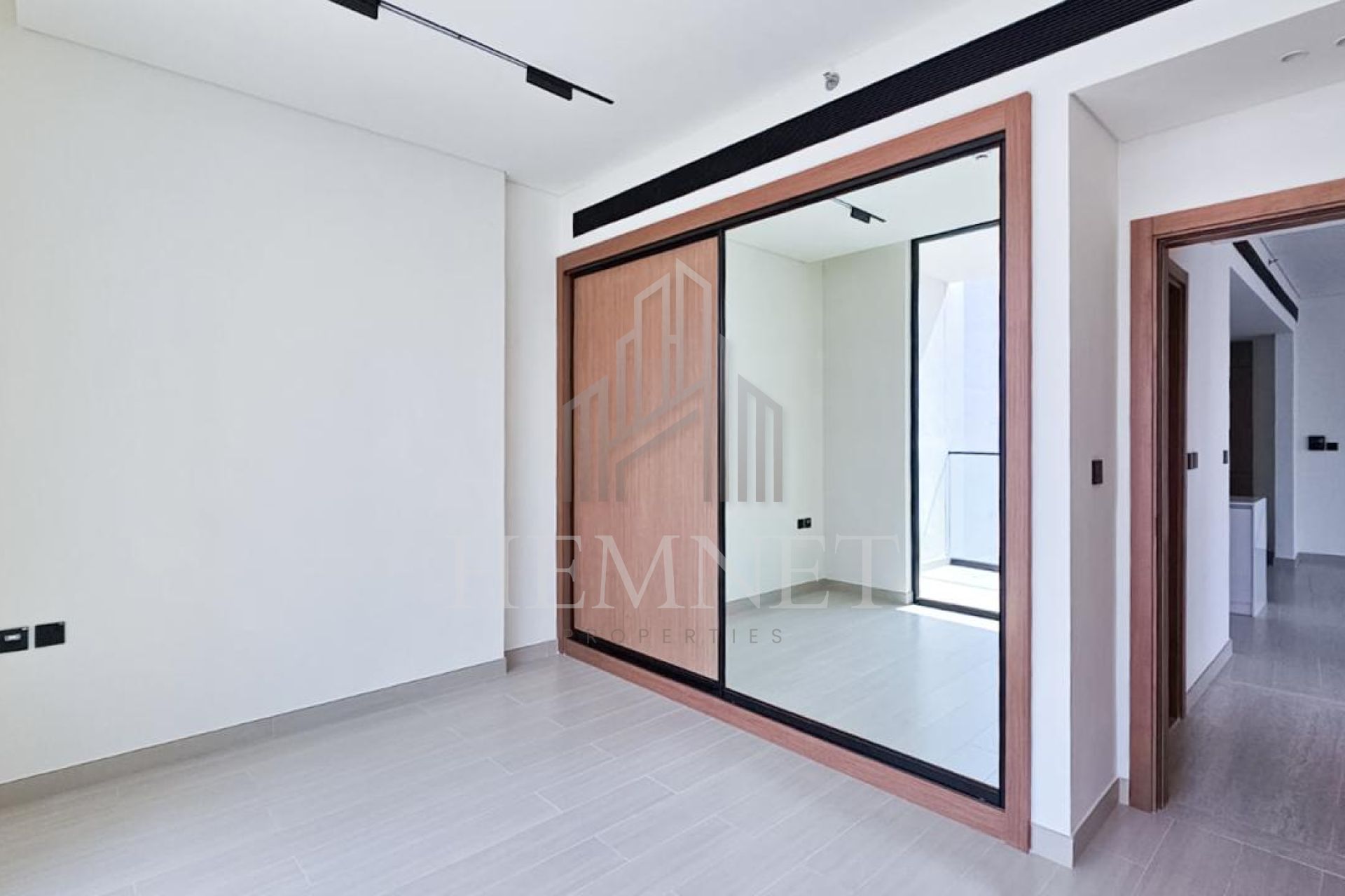 Brand New Unit | Vacant | Genuine Resale - Image 2