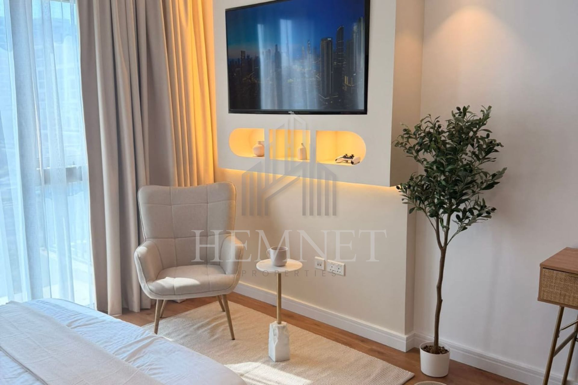 Fully furnished | Upgraded | Vacant - Image 2