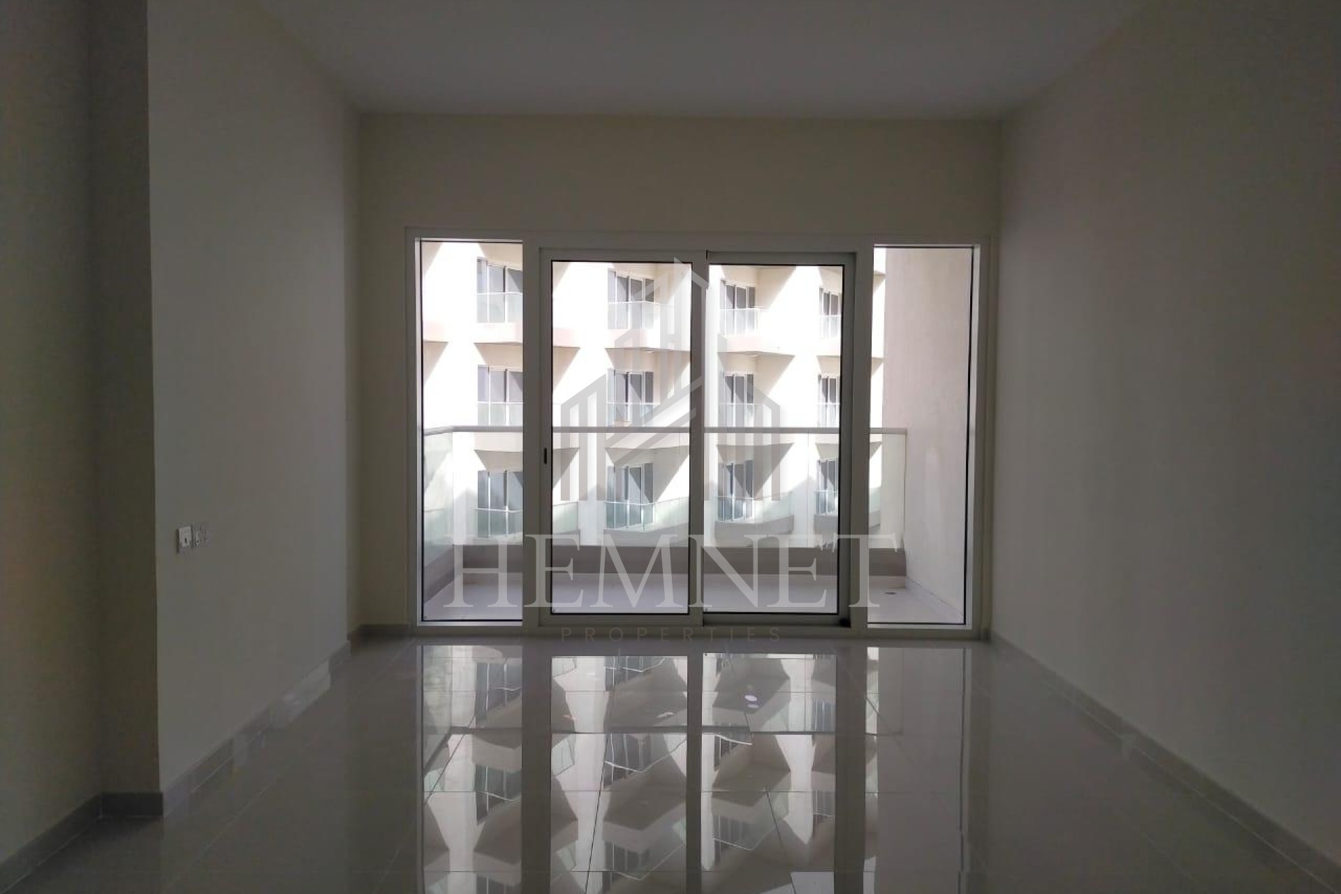 Pool View | Mid Floor | Vacant | 1.5 Baths - Image 2