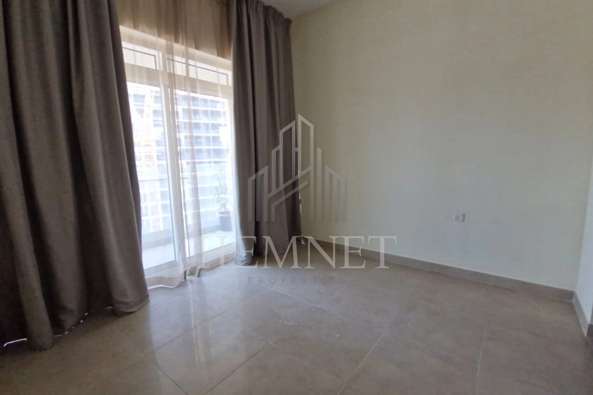 Vacant | Fully Furnished | Prime Location - Image 3
