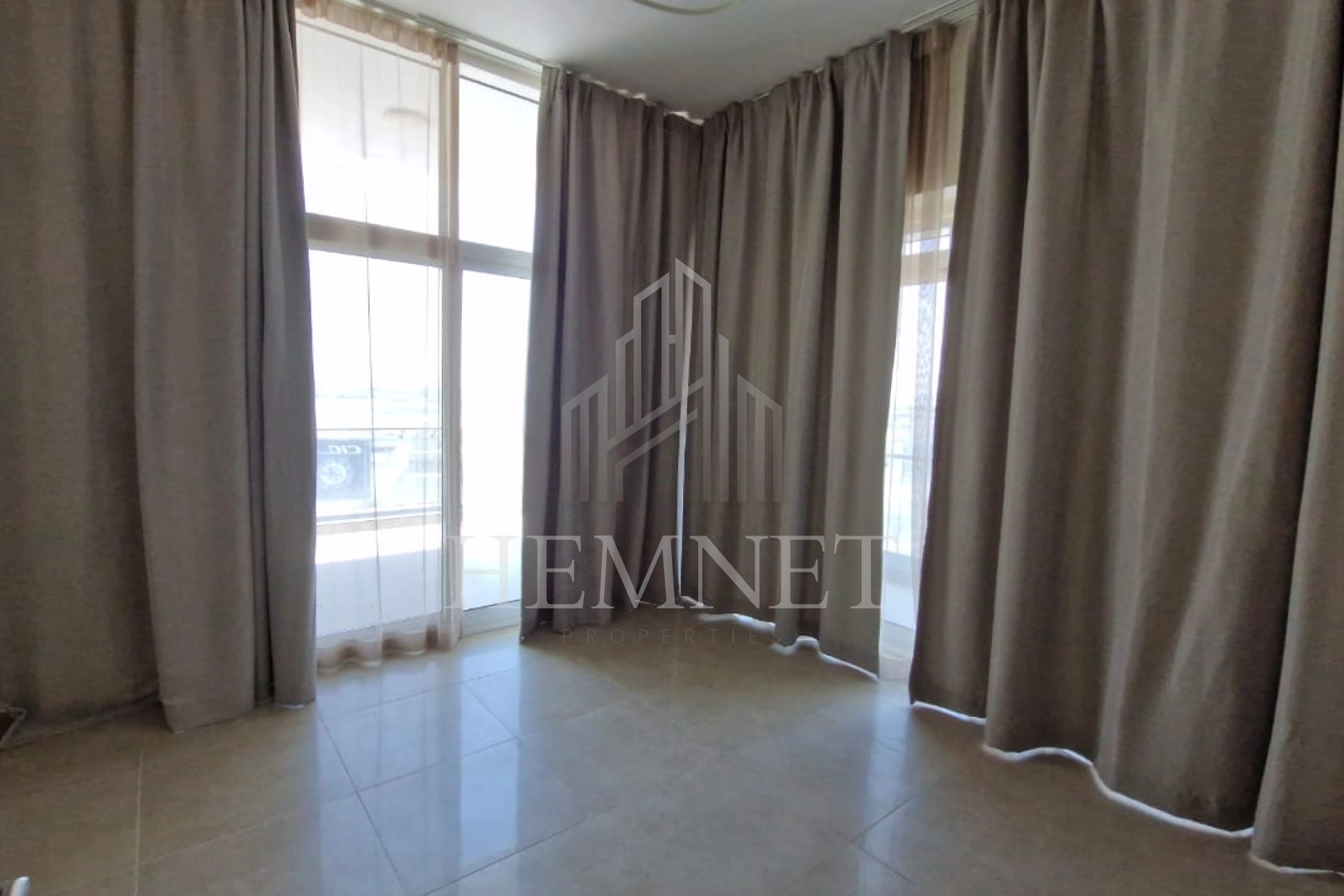 Vacant | Fully Furnished | Prime Location - Image 2