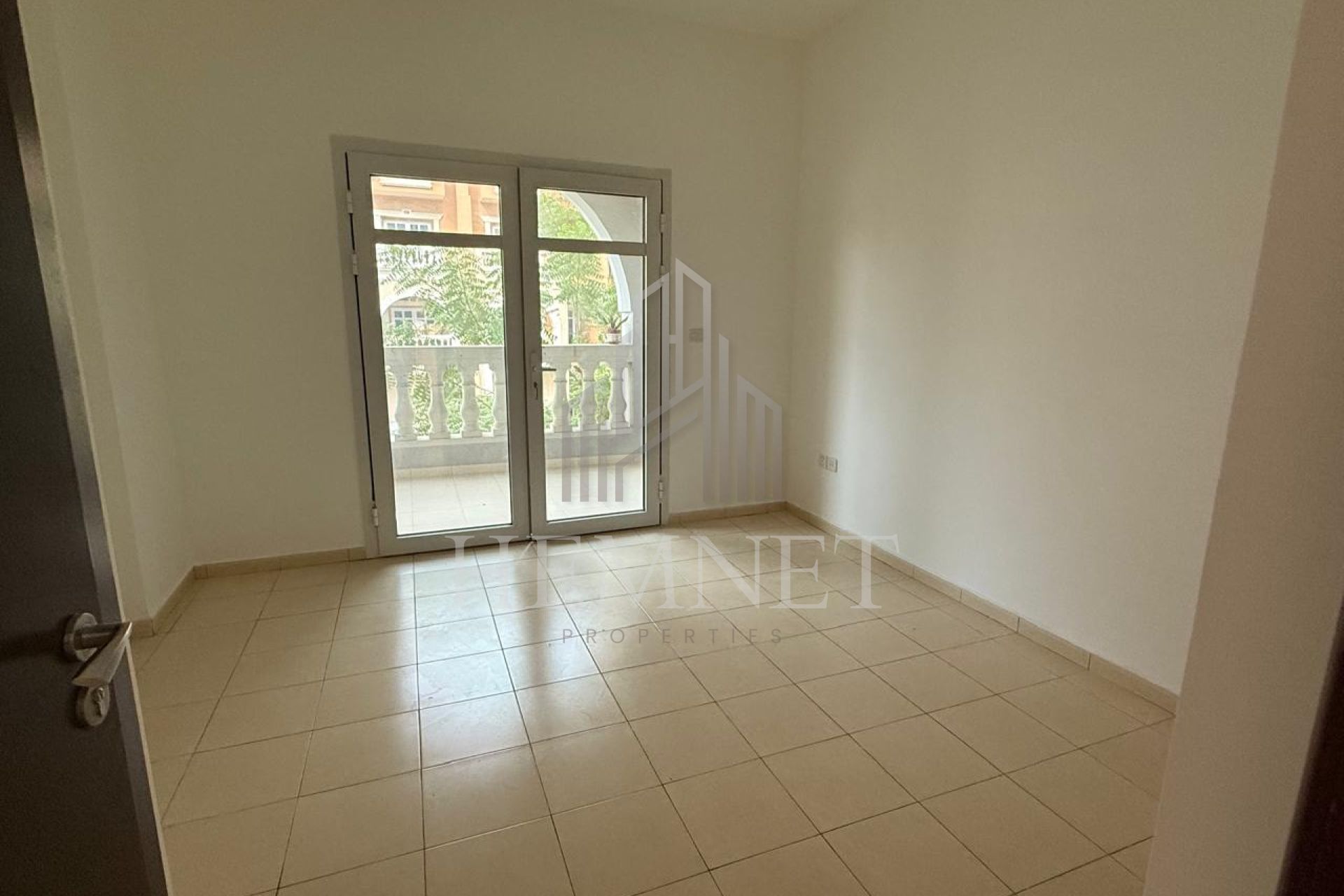 Vacant | Unfurnished | Prime Location - Image 2