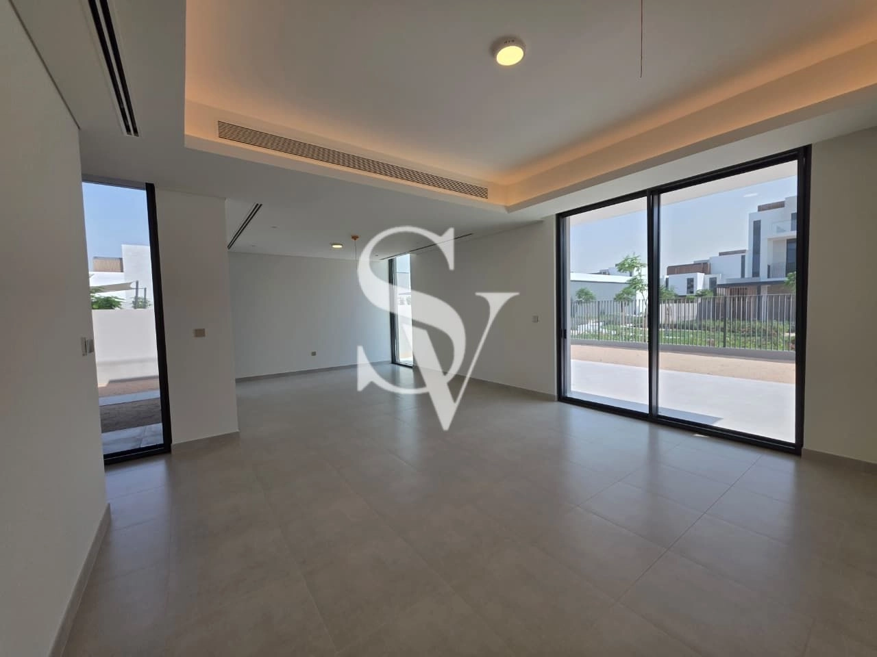 Corner Unit |Close to Market |On the Pool and Park