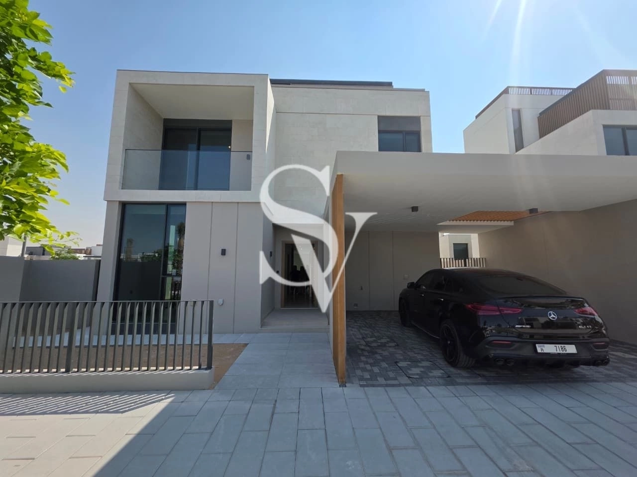 Corner Unit |Close to Market |On the Pool and Park