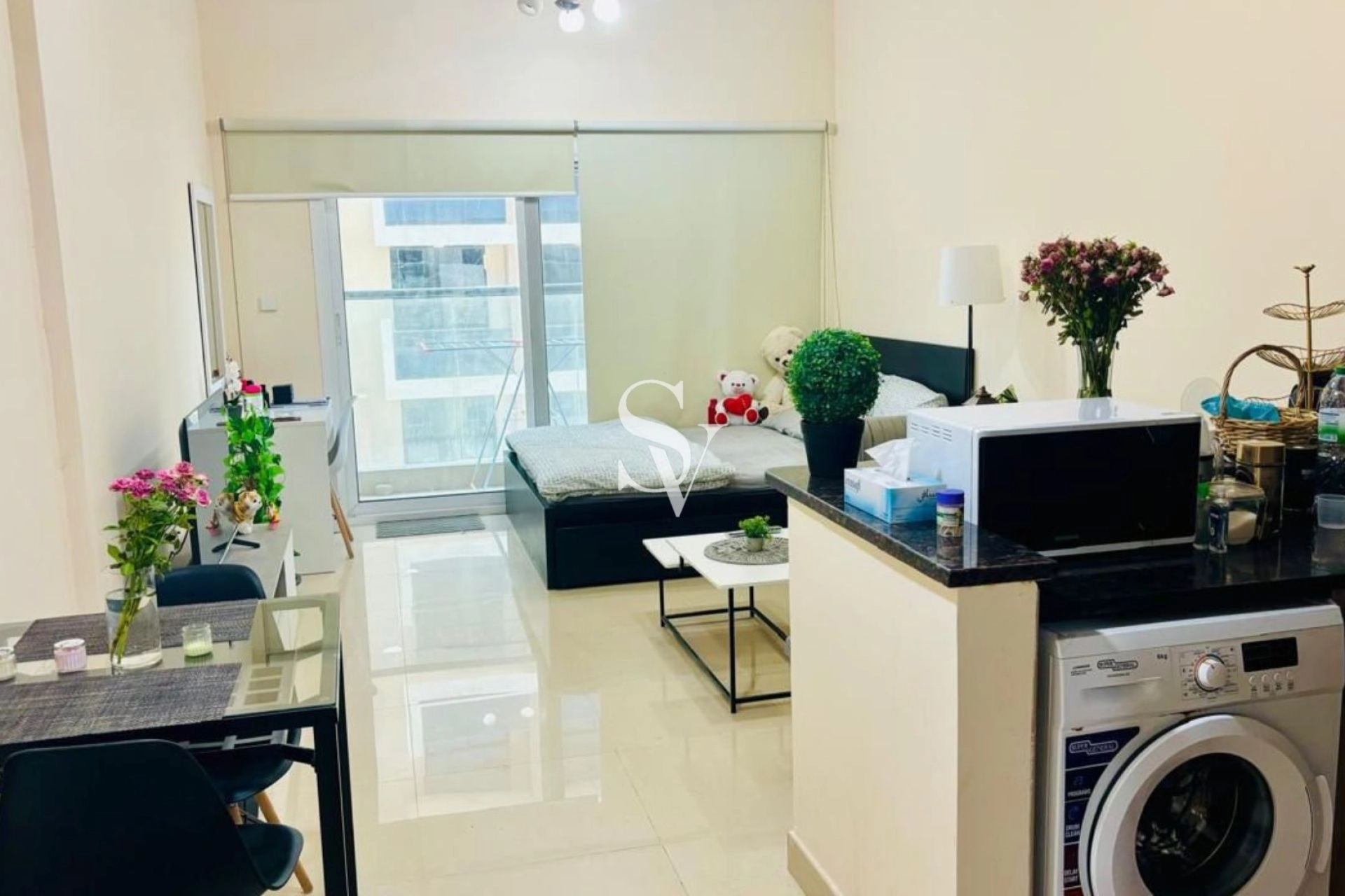 12 Cheques l Vacant l Furnishing Option Available