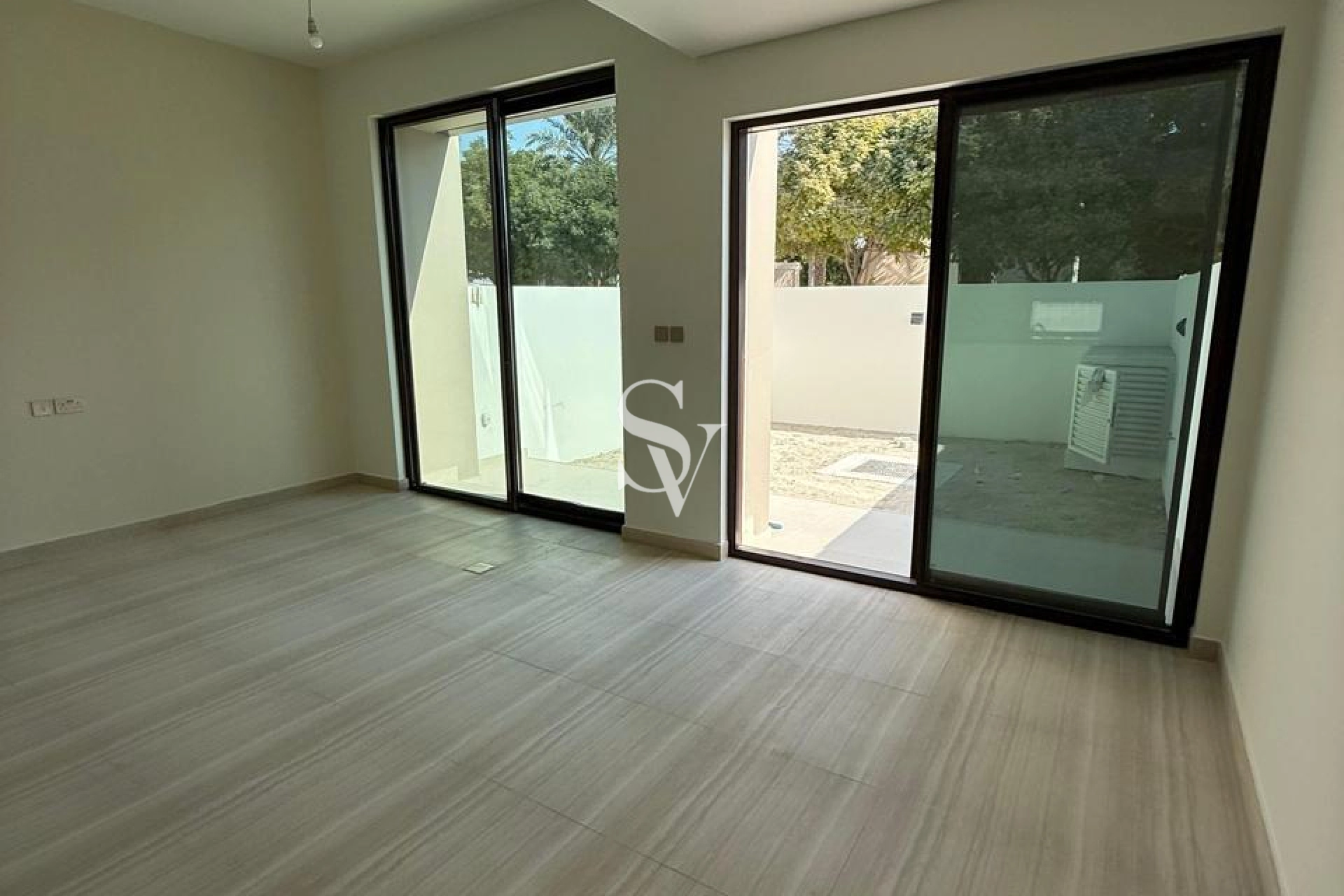 Close to Park | Sigle Row | Spacious | Vacant