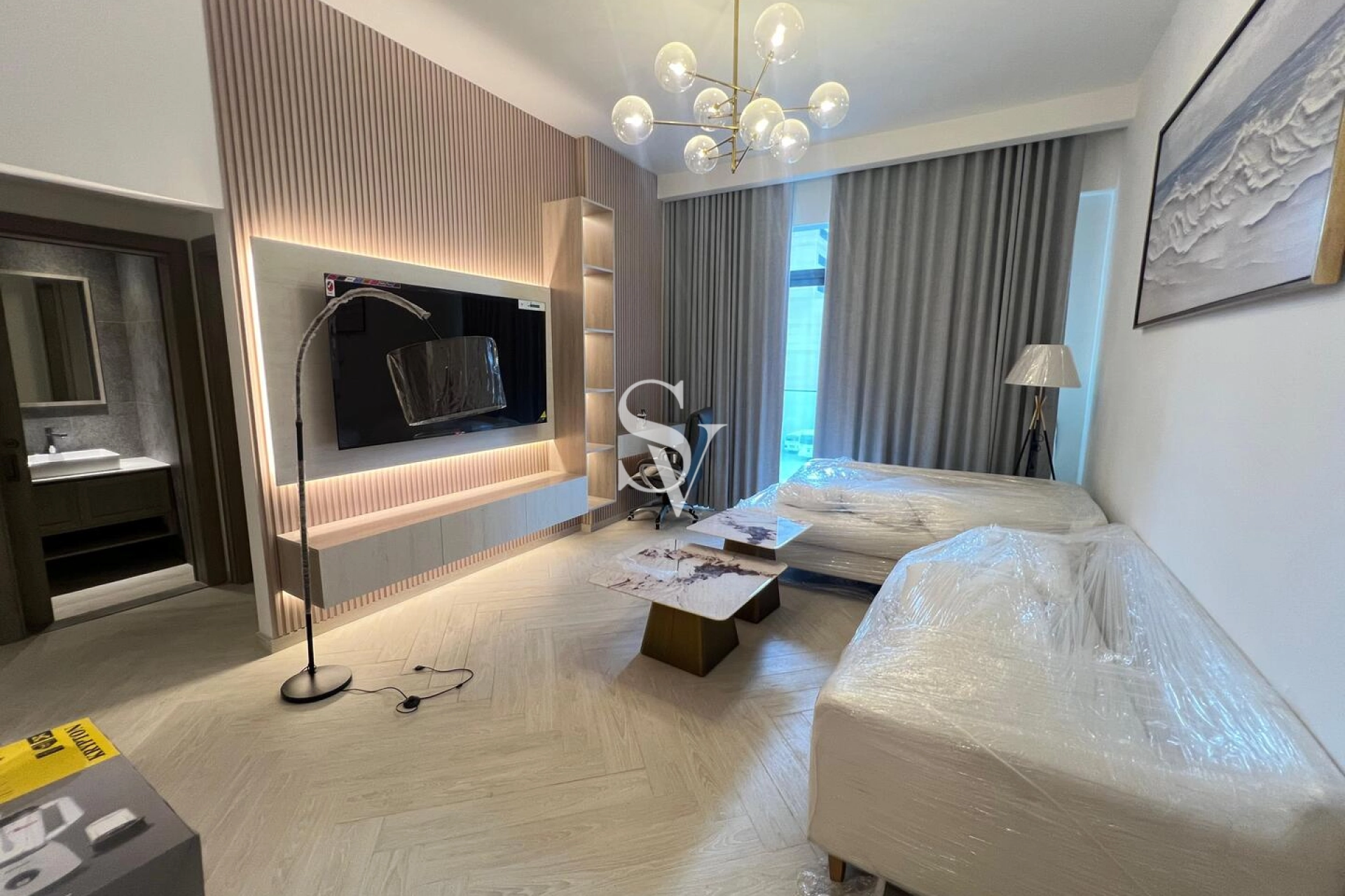 Furnished | Near Mall | Spacious | Mid Floor