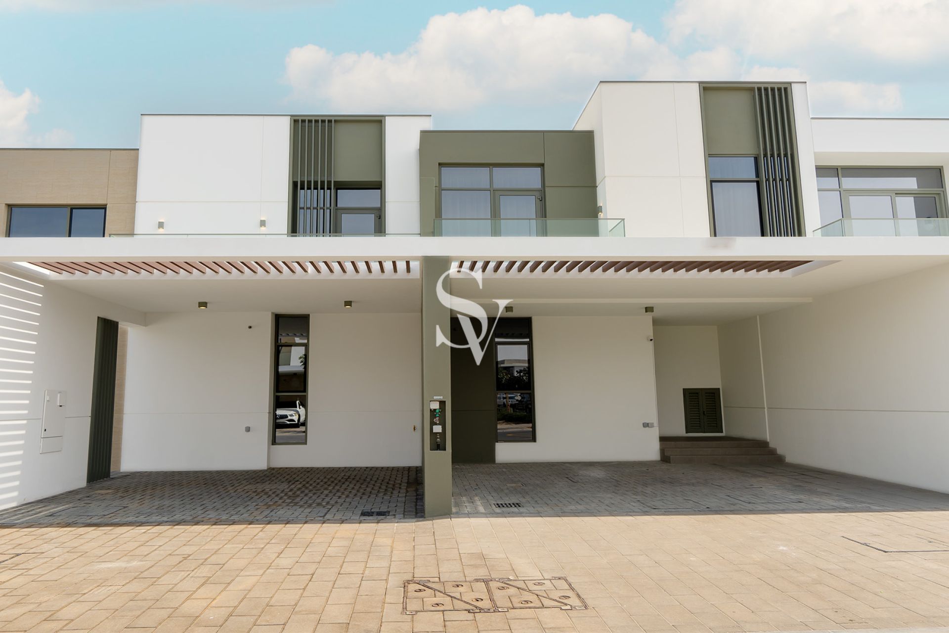 Single Row | Corner End | Brand New | Keys in Hand