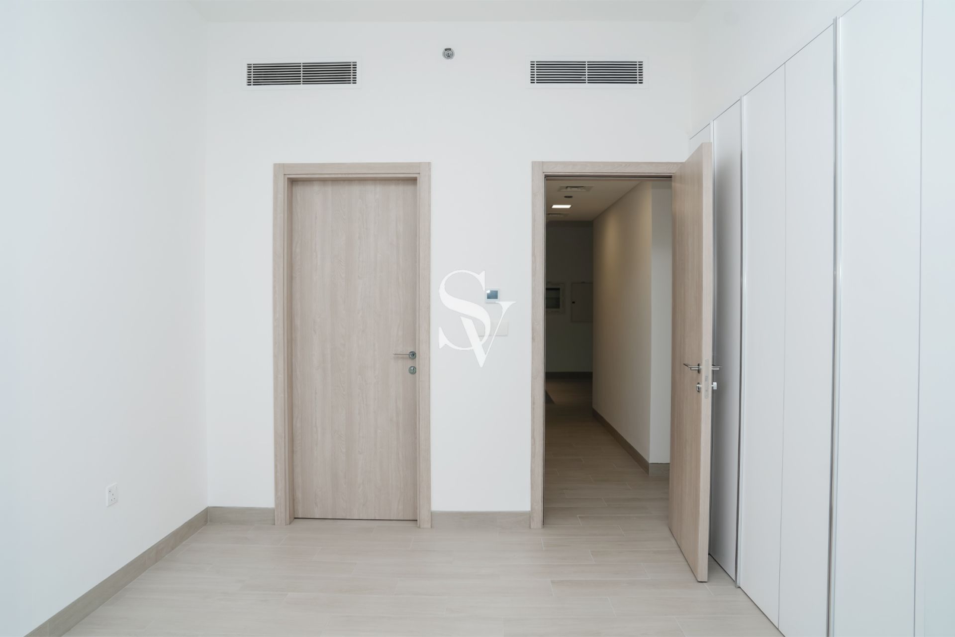 Brand New | White Goods | High Floor | Near Exit