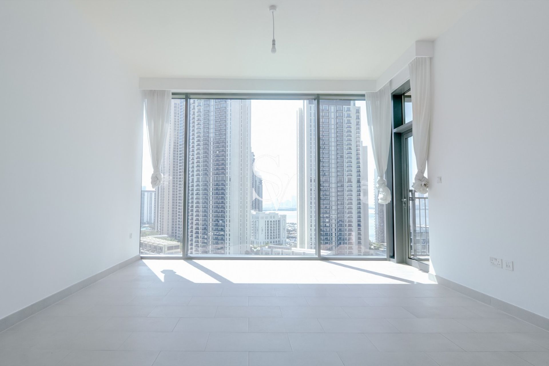 Spacious Layout | Burj Khalifa | Chiller Free