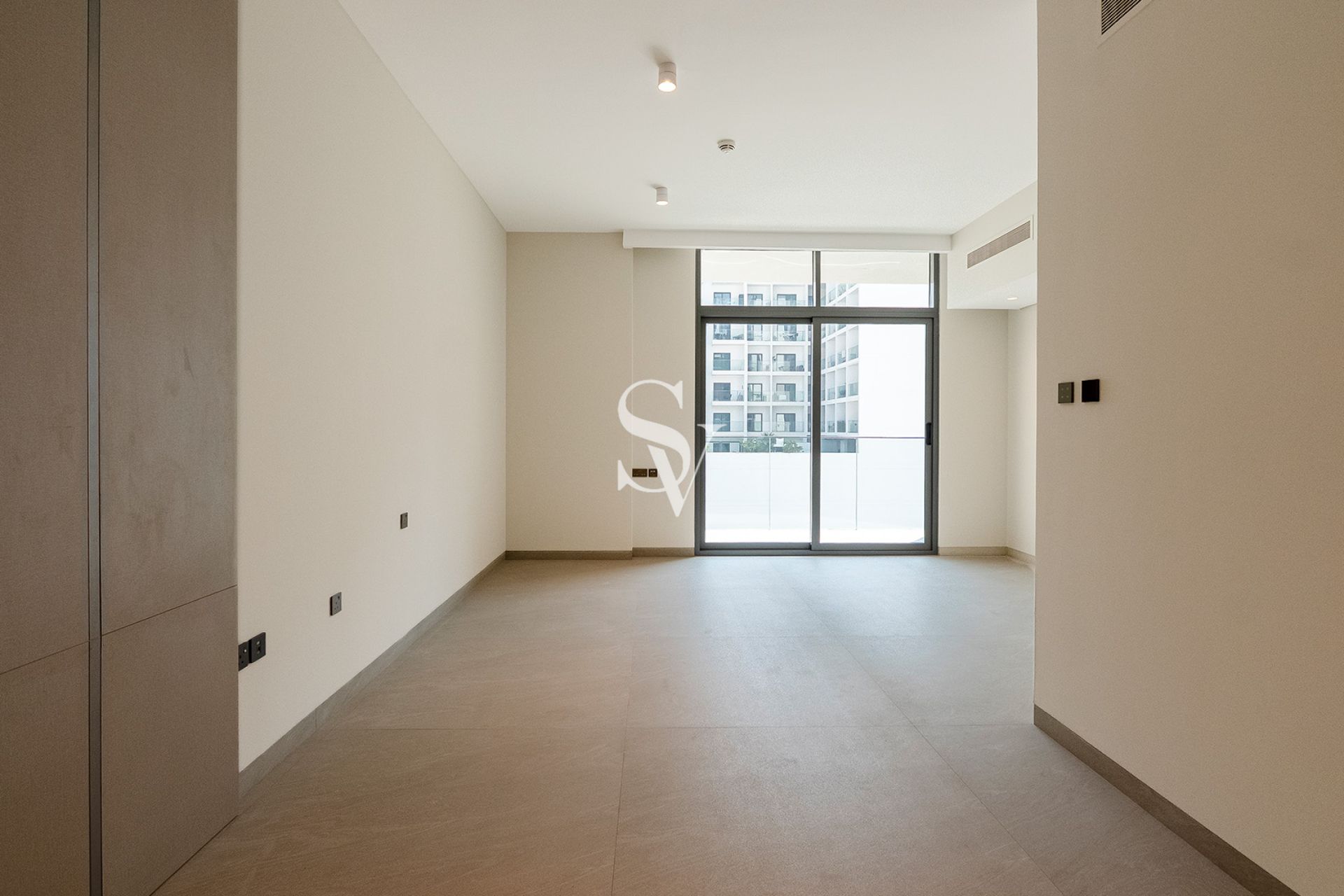 Brand New | Mid Floor | White Good | Close to Mall