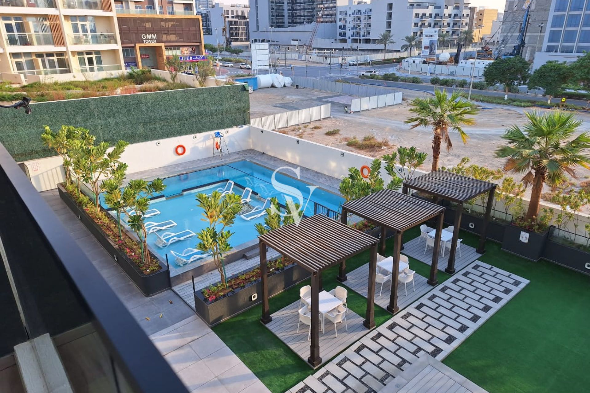 Investor Deal | Pool view | Vaccant | Low Floor