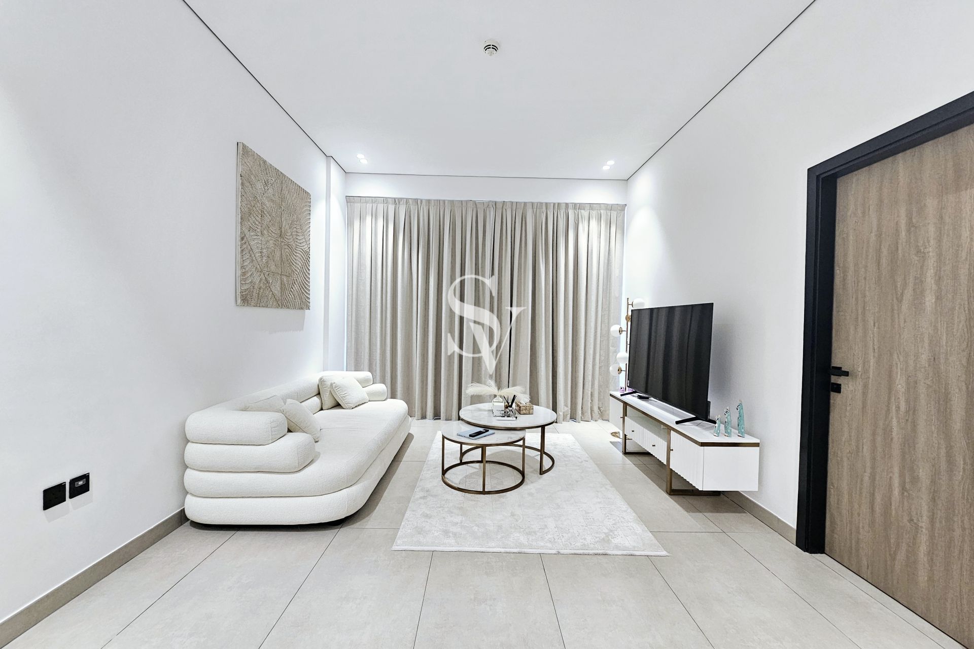 Furnished |Vacant |Laundry |Mid Floor |Spacious