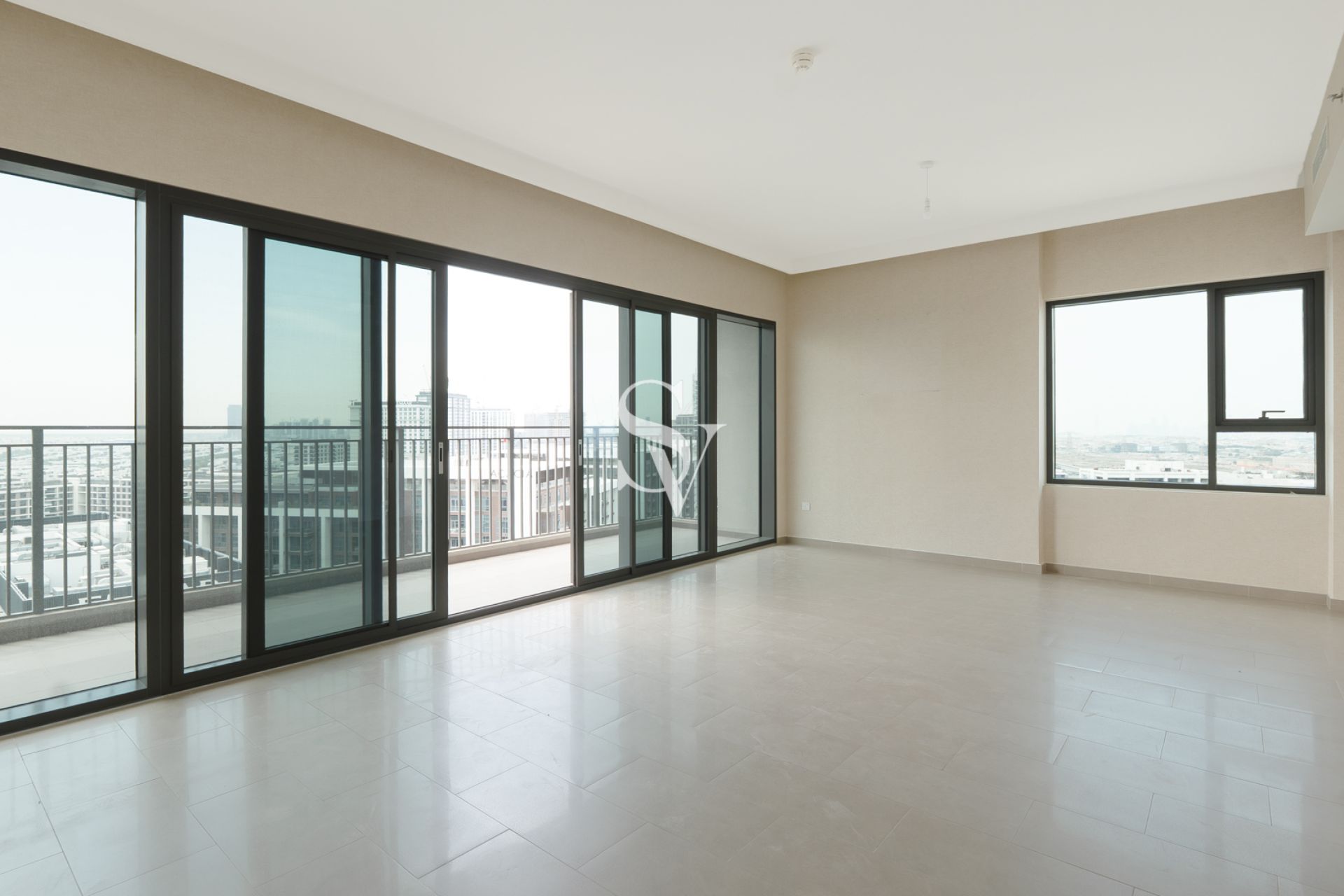 Huge Layout| Closed Kitchen| High Floor