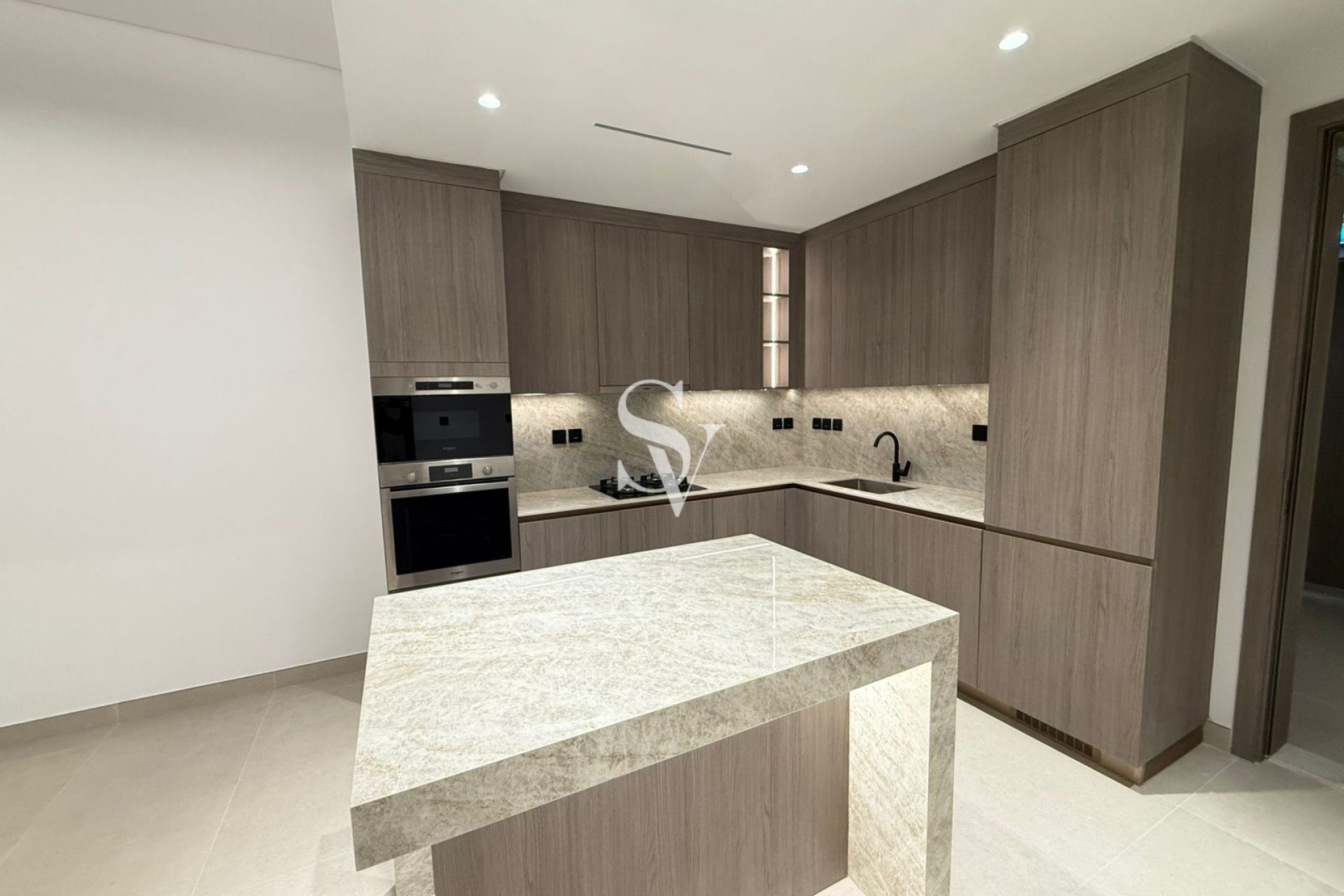 PREMIUM | PRIME LOCATION | POOLVIEW