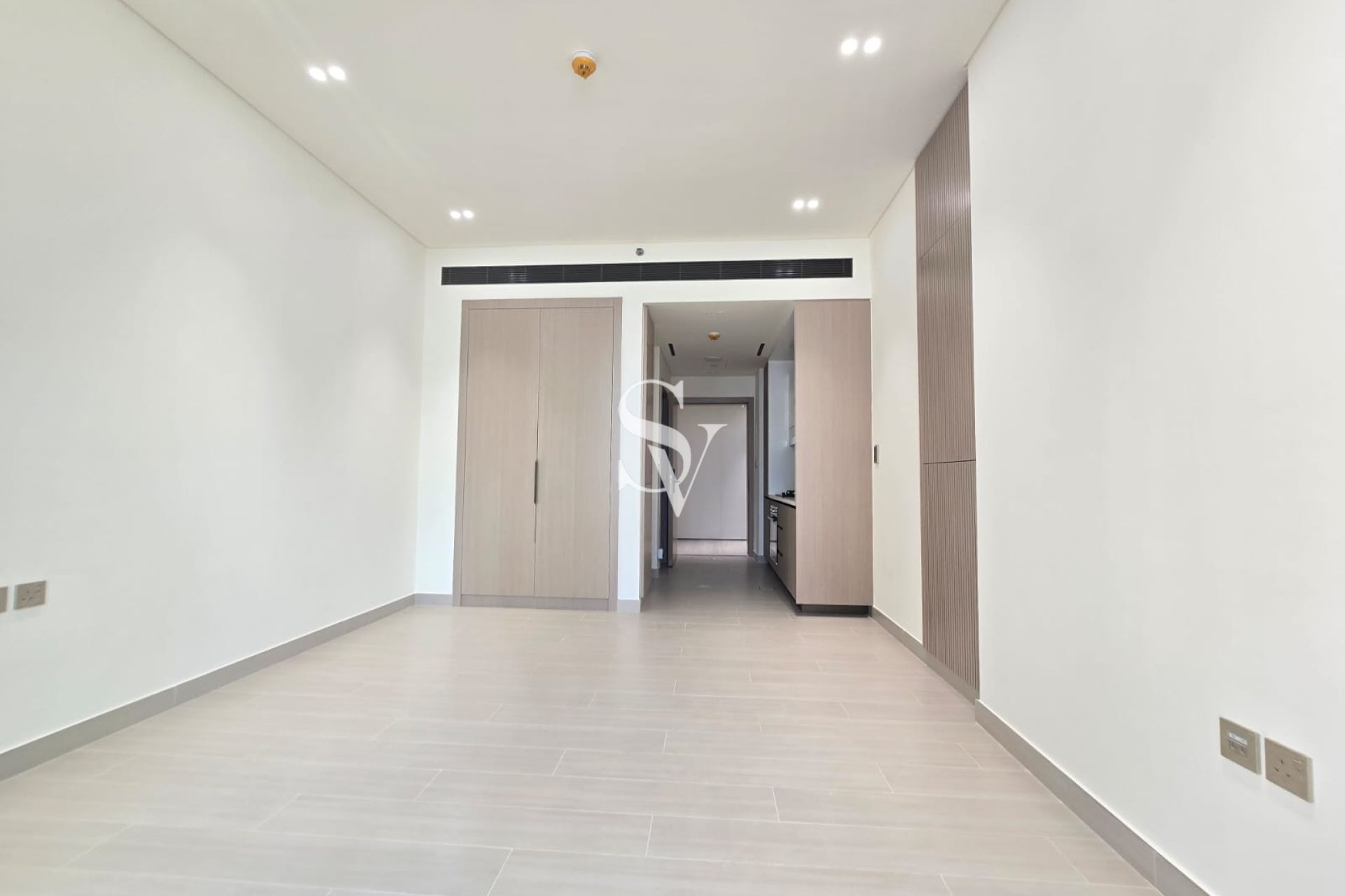 Brand New | Chiller free | Near Mall | High Floor