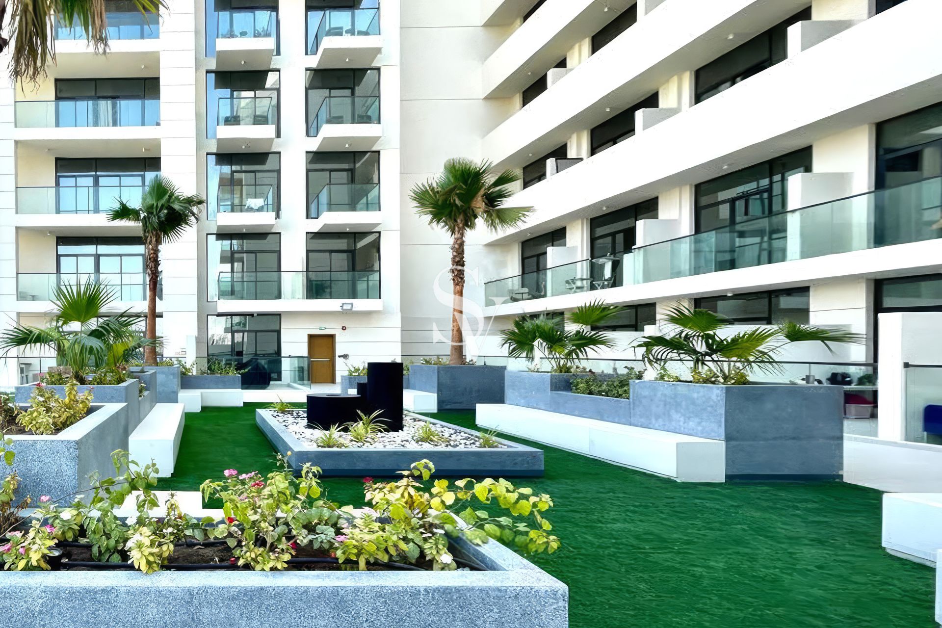 Vacant | Bright Studio | Modern Design | Pool View
