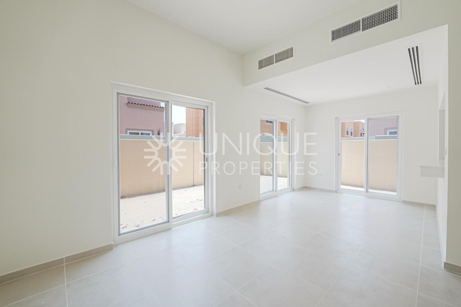 Hot Deal | Vacant | Luxury Family Living