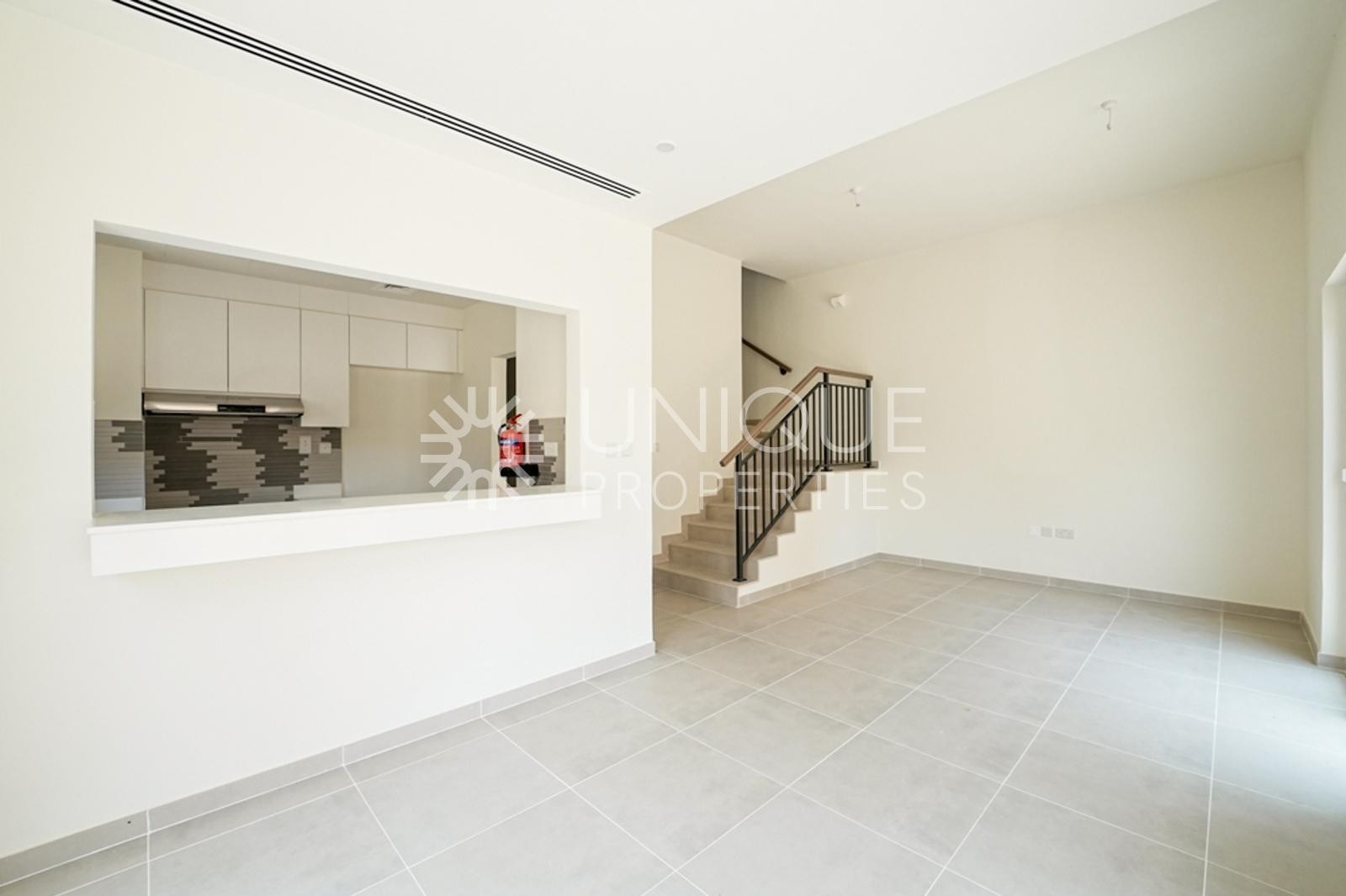 Hot Deal | Vacant | Luxury Family Living