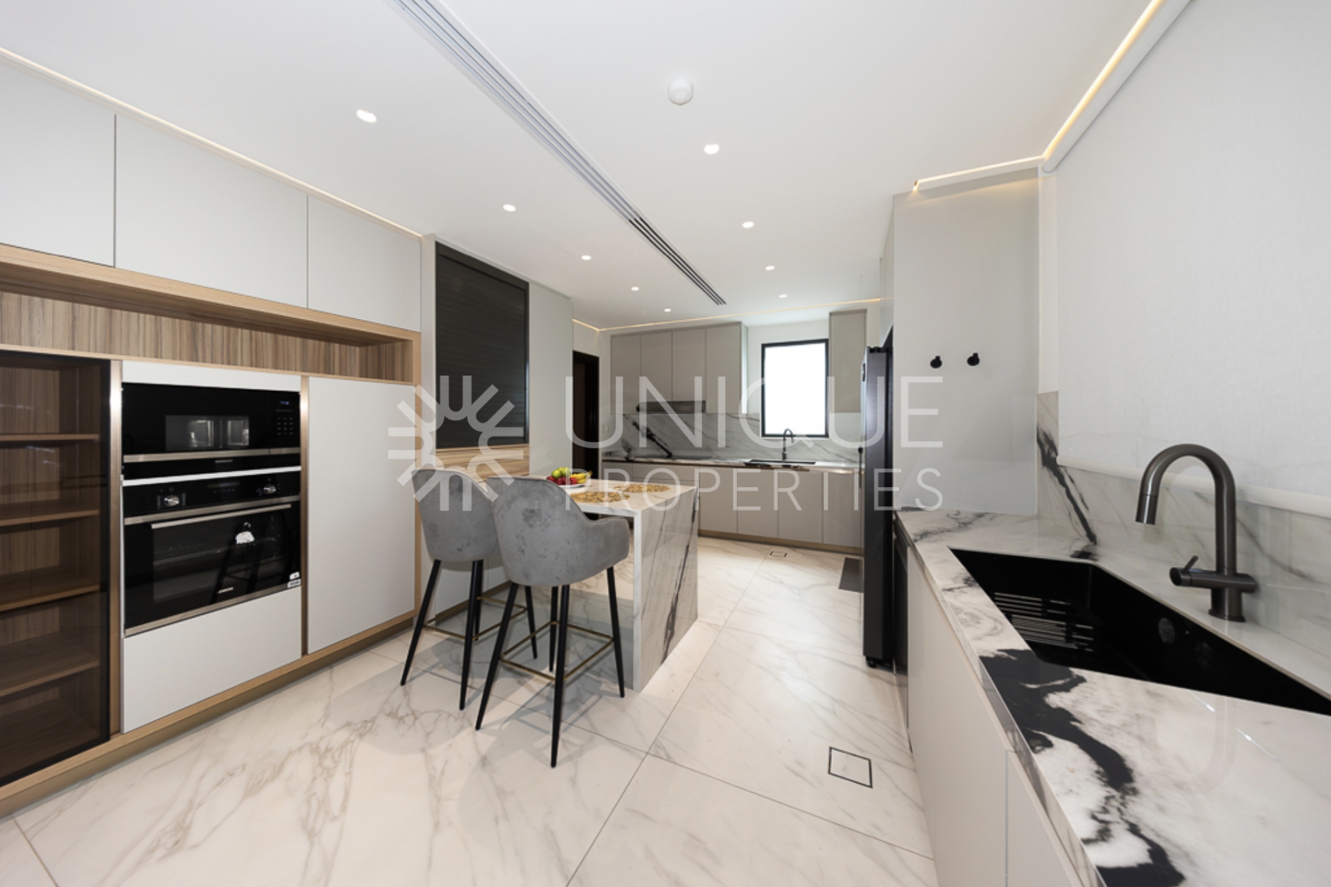 Luxury Living |Upgraded | 5BR Villa | Private Pool